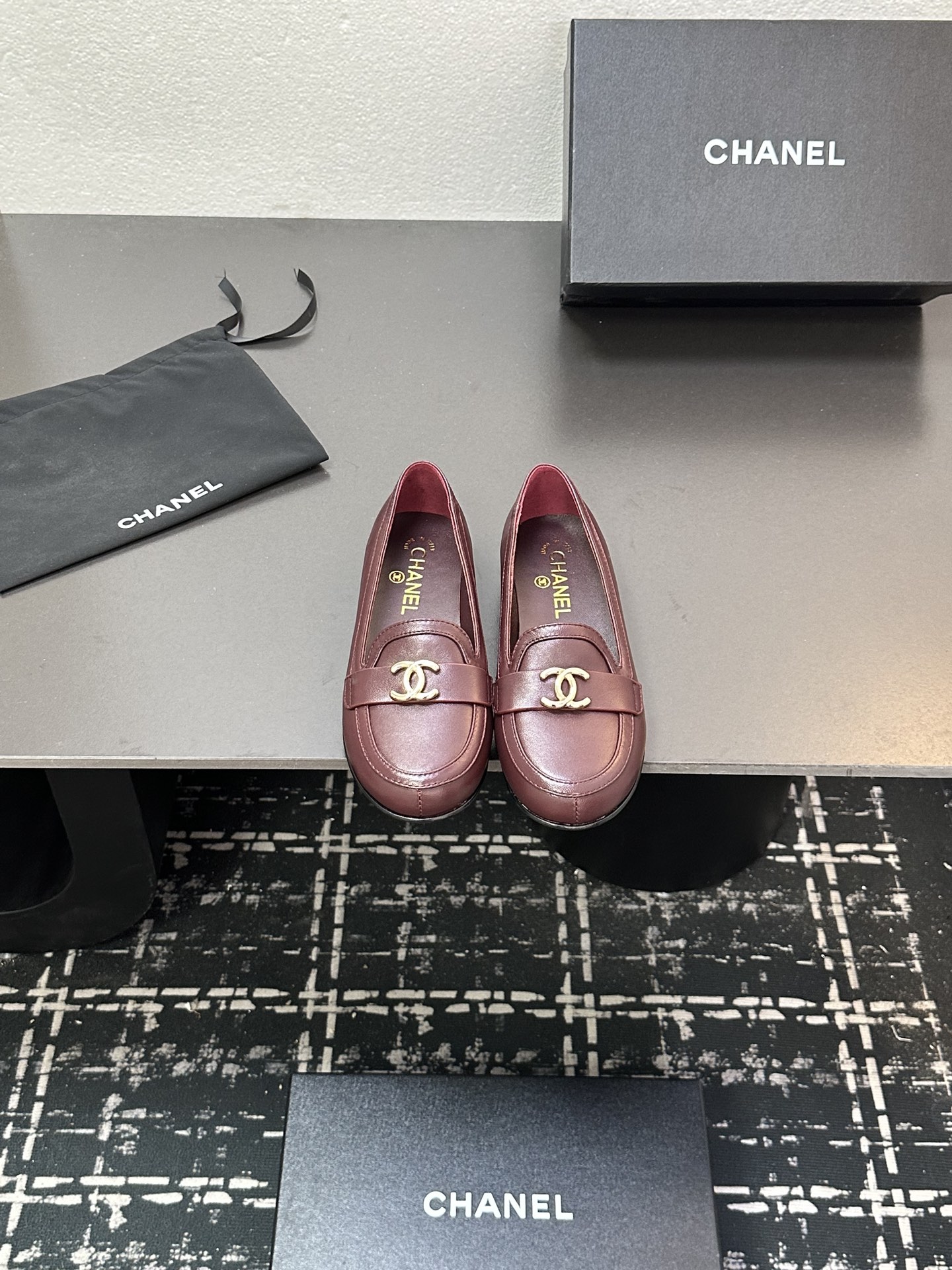 NO:462309,CHANEL/Chanel 25 early autumn top version, simple and high-end design, double C logo embellishment!  There is no pressure to enter and exit the counter. The foot has a bookish temperament. The foot feels very good. A versatile item. It is truly stress-free when entering and exiting the counter. Regardless of the last, the selection of leather, and the manufacturing process are all genuine craftsmanship, which is very exquisite. Fabric cowhide/sheep pendant imported sheepskin (sweat absorbing and soft) sole Italian grade A genuine leather sole. Size 35-41, loafers, chanel, chanel, loafers, cowhide, sheepskin, sheep19860909CHANEL/香奈儿25早秋顶级版本 设计简约高级,双C logo点缀！进出专柜无压力 上脚很有书香气质 脚感超好 百搭单品 真正做到随便进出专柜无压力 无论楦型、皮料选择、制造工艺都是正品工艺,十分考究. 面料牛皮/羊猄 内里进口绵羊皮（吸汗柔软） 鞋底意大利特A级真皮底 码数35-41,乐福鞋,chanel,chanel,loafers,cowhide,sheepskin,sheep,Women's Shoes