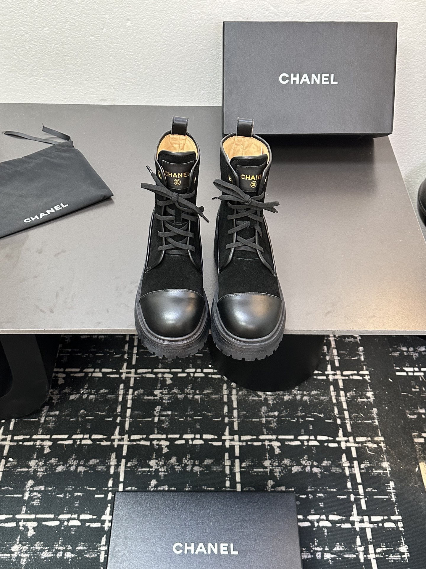 NO:462302,Xiaoxiang autumn and winter sheepskin short boots new, the style is also the basic version of Xiangjia Martin boots, neat and handsome. The upper is made of cowhide, which is super soft and skin-soft, quite broad and full, and handsome!  The inside is soft and water-dyed lambskin!  Original outsole, exclusive, top quality 35-39 (customized for 40/41), boots, chanel, boots, cowhide, sheepskin19860909小香秋冬羊皮短靴新品 版型也香家马丁靴基础版型,利落帅气 鞋面用了牛皮,超级柔软的贴肤感,挺阔饱满,帅气拿捏！ 内里柔软水染小羊皮！ 鞋底原版大底 独家 顶级精品35-39（40/41订做）,靴子,chanel,boots,cowhide,sheepskin,Women's Shoes