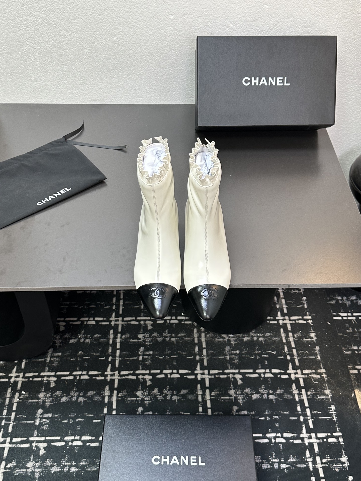 NO:462295,2025 Little Flavor Short Boots, a must-have item for this autumn and winter!  !  Chanel's hot short boots in autumn and winter, Xiaohongshu is highly recommended, and it looks good no matter how you match it. It is a must-have for fashionable things. Chanel's women love simple but irresistible matching to show unique styles of dressing, free mixing and matching are shining in place and keep up with the fashionable pace of Grandma Xiang!  !  !  Exquisite details enlarge the original mold opening hardware buckle. Top version purchasing level is created★The upper is made of top layer cowhide, sheepskin footbed, genuine leather sole. Size 35-39 (ordered by 40/41), boots, chanel, boots, cowhide, sheepskin, Leather soles198609092025小香短靴,本季秋冬季必备单品！！ 香奈儿秋冬重工爆款短靴 小红书力推款,怎么搭配都好看,时髦精必备,香奈儿女士钟爱简约又难以抗拒搭配展现与众不同的穿搭风格、自由混搭闪耀到位跟紧香奶奶时尚步伐！！！精致细节放大看原版开模五金扣 顶级版本代购级别打造★鞋面采用头层牛皮,羊皮垫脚,真皮大底 码数35-39（40/41订）,靴子,chanel,boots,cowhide,sheepskin,Leather soles,Women's Shoes