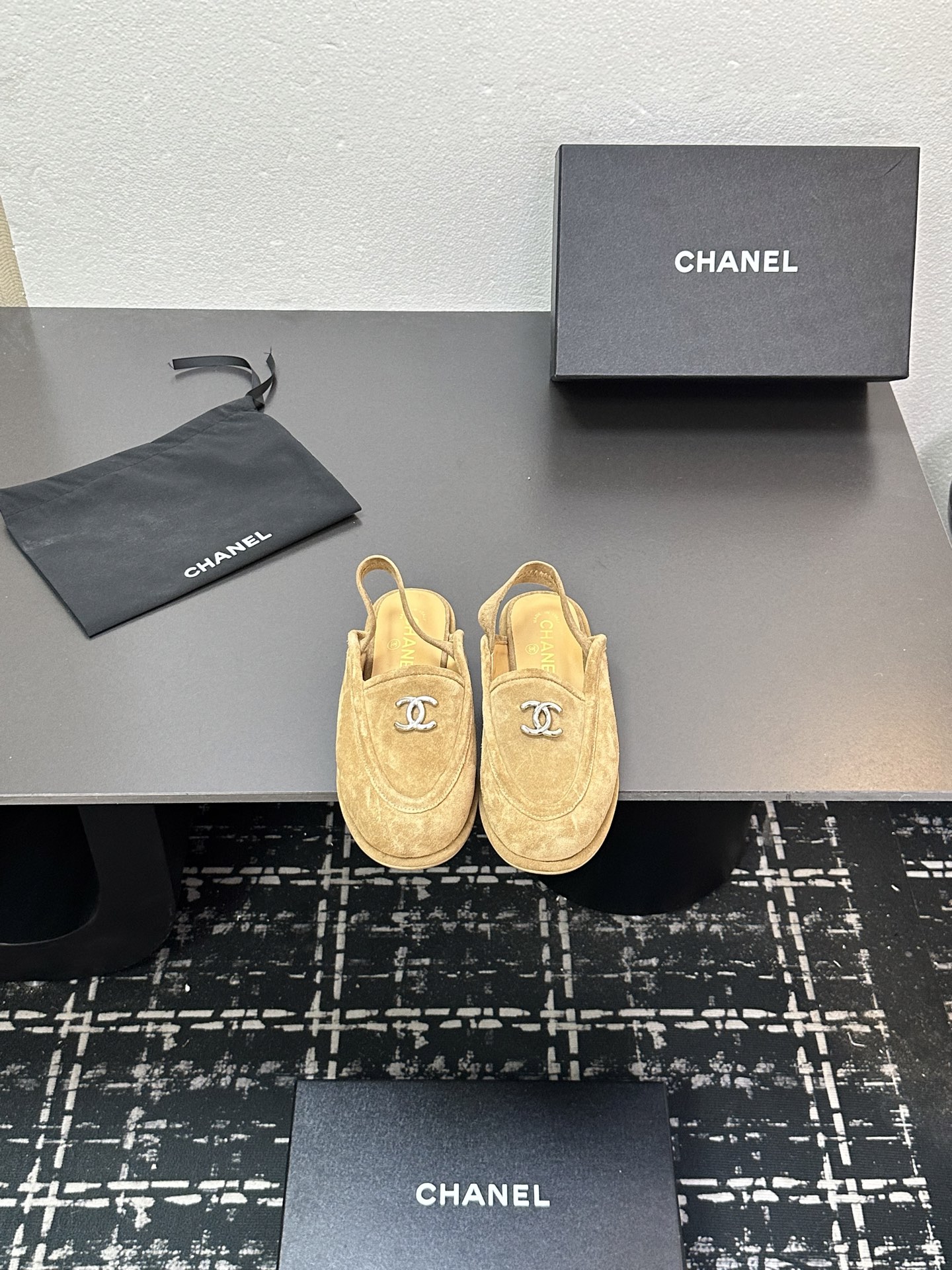 NO:465641,Chanel 25 autumn and winter new sheepskin 25-foot-style lambskin with a lazy back with elastic slippers, which is very comfortable. Maillard brown is still very suitable for autumn and winter~ Upper matte cowhide inner sheepskin, leather sole Size: 35-39 (customized for 40.41), loafers, chanel, chanel, loafers, slippers, cowhide, sheepskin, Leather soles19860909Chanel 香奈儿小香25秋冬新款羊皮里一脚蹬懒人后畔带松紧拖鞋,很舒服诶 美拉德棕色还是很适合秋冬的～ 鞋面磨砂牛皮 内里羊皮,真皮大底 Size:35-39（40.41定做）,乐福鞋,chanel,chanel,loafers,slippers,cowhide,sheepskin,Leather soles,Women's Shoes