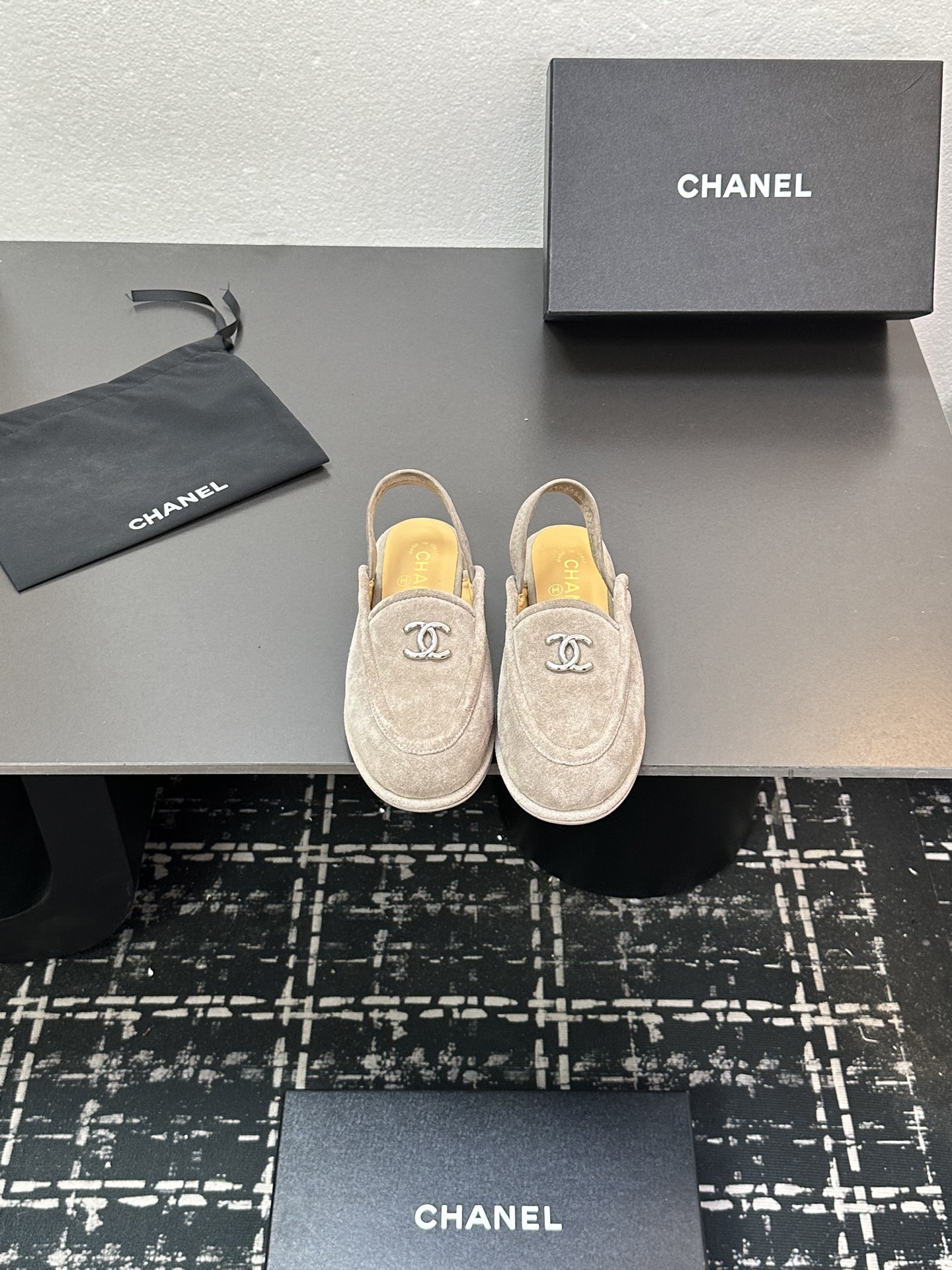 NO:465648,Chanel Chanel Xiaoxiang 25 autumn and winter new wool pedal with a lazy back with elastic slippers Teddy fur shoes very comfortable Maillard brown is still very suitable for autumn and winter ~ Upper matte cowhide, sheepskin, leather outsole Size: 35-39 (customized for 40.41), loafers, chanel, chanel, loafers, slippers, cowhide, sheepskin, Leather soles19860909Chanel 香奈儿小香25秋冬新款羊毛里一脚蹬懒人后畔带松紧拖鞋 泰迪毛毛鞋 很舒服诶 美拉德棕色还是很适合秋冬的～ 鞋面磨砂牛皮 内里羊皮毛一体 真皮大底 Size:35-39（40.41定做）,乐福鞋,chanel,chanel,loafers,slippers,cowhide,sheepskin,Leather soles,Women's Shoes