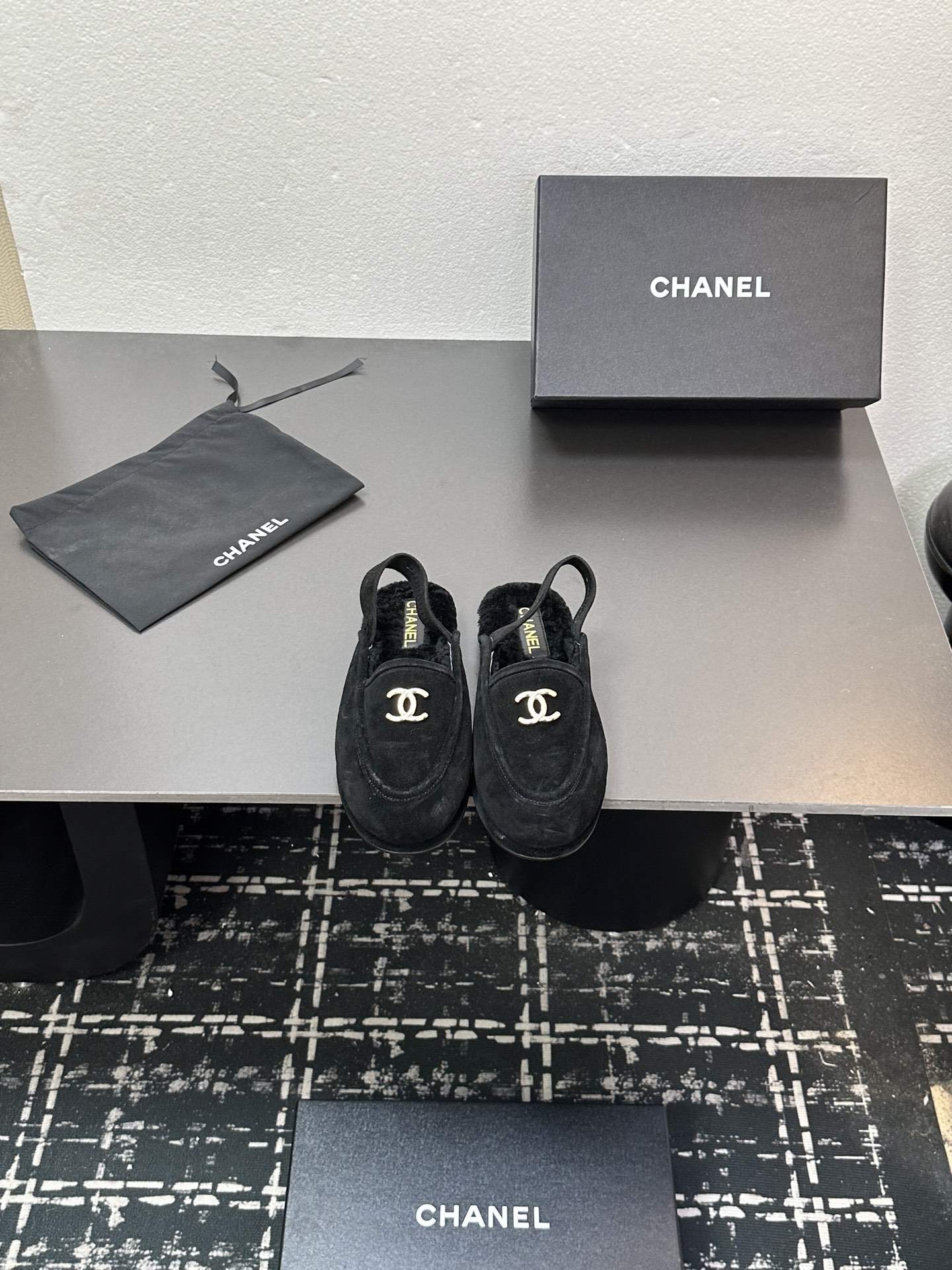 NO:483474,Chanel 25 autumn and winter new sheepskin 25-foot-style lambskin with a lazy back with elastic slippers, which is very comfortable. Maillard brown is still very suitable for autumn and winter~ Upper matte cowhide inner sheepskin, leather sole Size: 35-39 (customized for 40.41), loafers, chanel, chanel, loafers, slippers, cowhide, sheepskin, Leather soles19860909Chanel 香奈儿小香25秋冬新款羊皮里一脚蹬懒人后畔带松紧拖鞋,很舒服诶 美拉德棕色还是很适合秋冬的～ 鞋面磨砂牛皮 内里羊皮,真皮大底 Size:35-39（40.41定做）,乐福鞋,chanel,chanel,loafers,slippers,cowhide,sheepskin,Leather soles,Women's Shoes