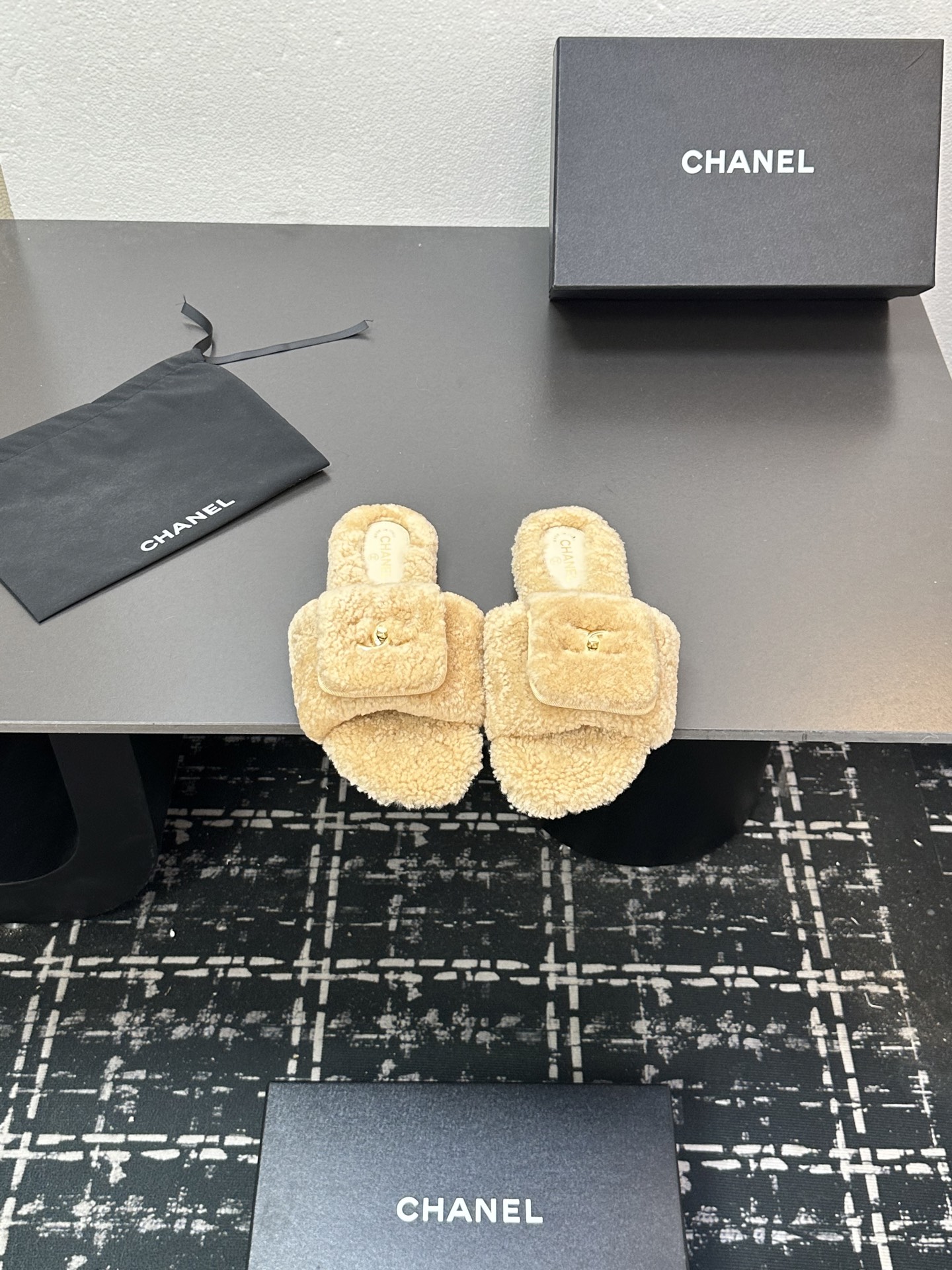NO:465630,Chanel Xiaoxiangfeng Chanel 2025 new autumn and winter lazy sheep real wool lazy slippers diamond-shaped electric embroidered small fragrant wool drag fabric: Australian imported lamb wool lining: Australian imported lamb wool original leather outsole size 35-39 (40.41 customized), fur shoes slippers, chanel, chanel, slippers, Leather soles19860909Chanel小香风香奈儿 2025新款秋冬懒羊羊真羊毛懒人拖鞋 菱格电绣小香毛拖 面料: 澳洲进口羊羔毛 內里: 澳洲进口羊羔毛 大底原版真皮大底 码数35-39（40.41 定做）,毛毛鞋拖鞋,chanel,chanel,slippers,Leather soles,Women's Shoes