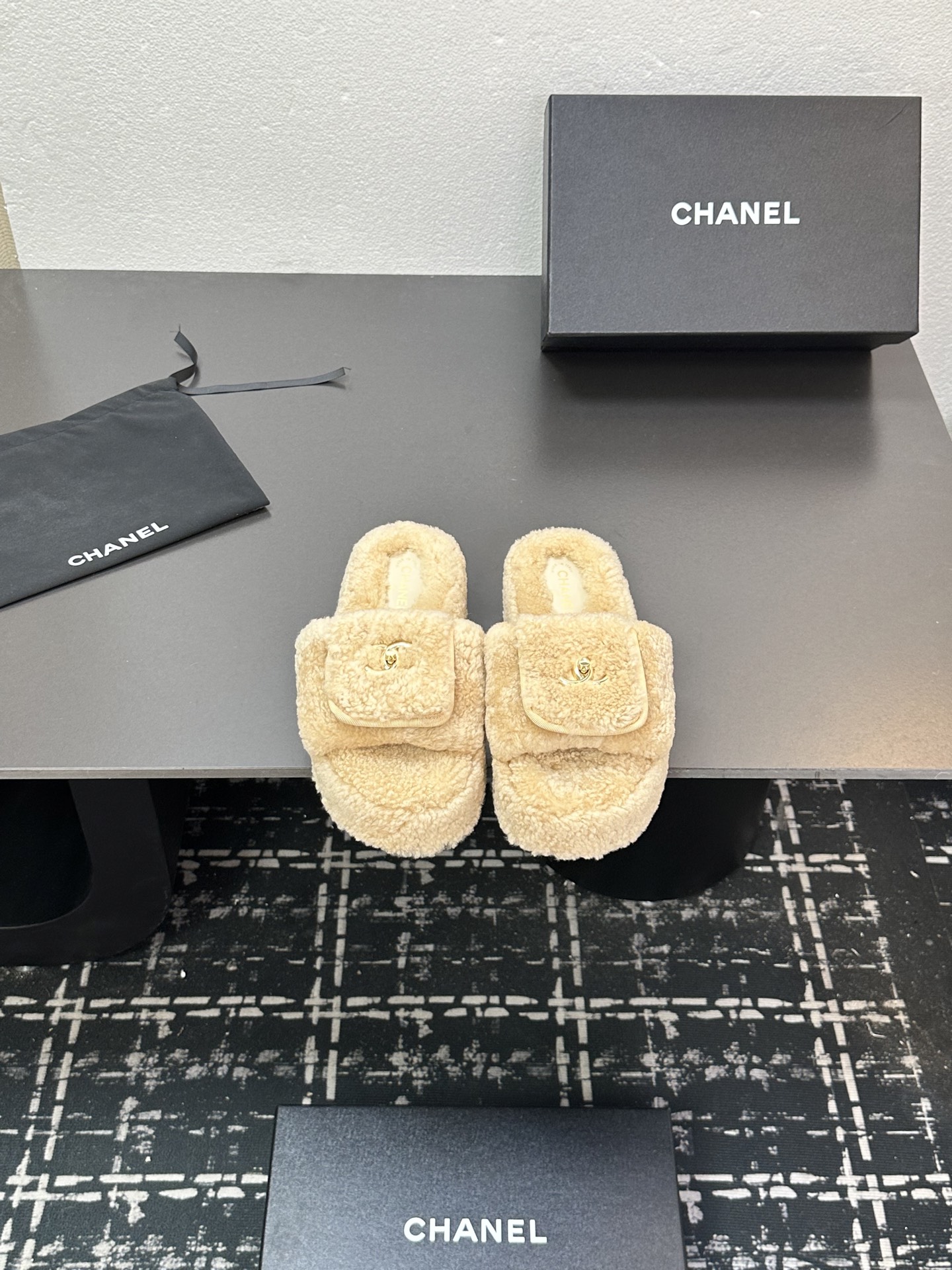 NO:465635,Chanel Xiaoxiangfeng Chanel 2025 new autumn and winter lazy sheep real wool lazy lid slippers Small scented diamond-shaped thick sole wool drag fabric: Australian imported lamb wool lid: Australian imported lamb wool, outsole rubber sole size 35-39 (40.41 customized), fur shoes slippers, chanel, chanel, slippers19860909Chanel小香风香奈儿 2025新款秋冬懒羊羊真羊毛懒人盖子拖鞋 小香菱格厚底毛拖 面料: 澳洲进口羊羔毛 內里: 澳洲进口羊羔毛 大底橡胶底 码数35-39（40.41 定做）,毛毛鞋拖鞋,chanel,chanel,slippers,Women's Shoes