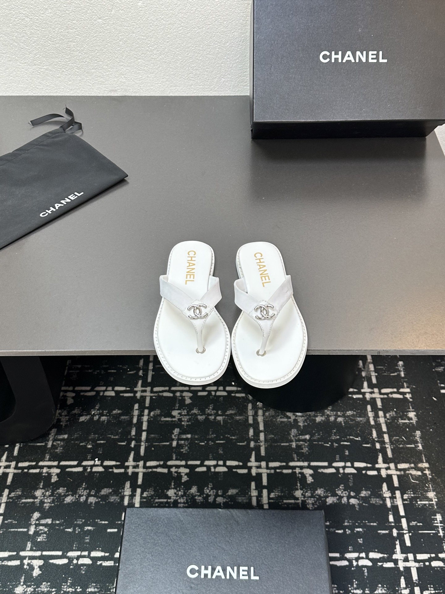 NO:465622,CHANEL Chanel Xiaoxiang's most popular flip flopspin toe slippers. The counter is simply grabbing. Popular photos on major social platforms. This episode's catwalk style is definitely too handsome, and it is definitely the hottest style of this season. The counter fairies are really too aware of the goods. They don't get stuck or scratch their feet. The texture is very soft and comfortable. Super versatile. 1 fabric: cloth surface 2 linings: environmentally friendly imported sheepskin linings 3 big soles: genuine leather soles 4 sizes 35-40 (40 41 custom made), split-toe shoes, chanel, chanel, slippers, sheepskin19860909CHANEL香奈儿小香最火人字拖鞋夹趾拖 专柜简直疯抢了,各大社交平台热门晒图,这期的走秀款绝对太帅了,绝对是这一季最热门的款式,专柜仙女们真的太识货了,不卡脚也不会磨脚,质感上脚是非常柔软舒服的.超级百搭. 1面料:布面 2内里:环保进口羊皮内里 3大底:真皮底 4码数35-40（40 41定做）,分趾鞋,chanel,chanel,slippers,sheepskin,Women's Shoes