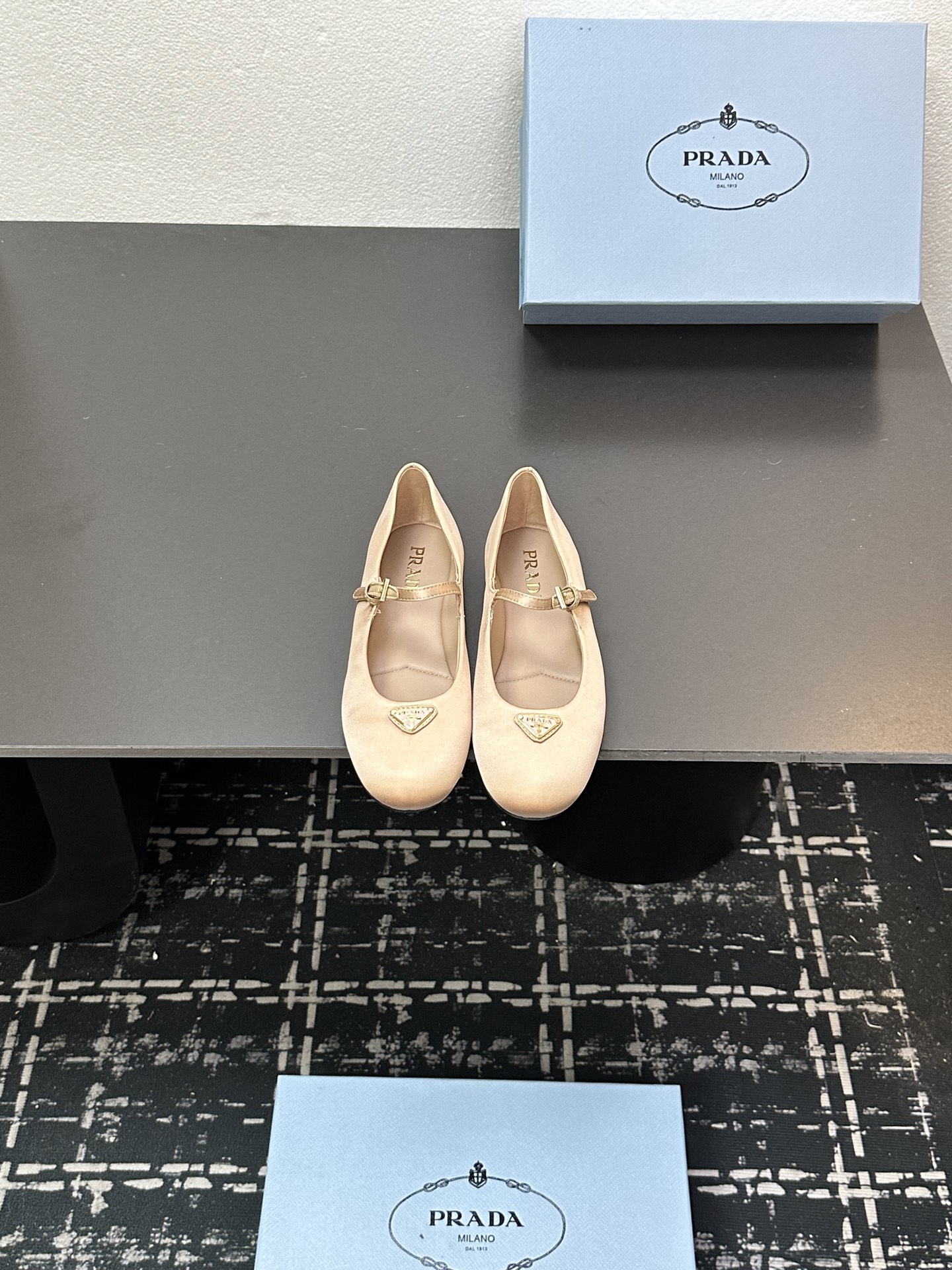 NO:465607,25Ss early spring new Prada Prada Silk Mary Jane Ballet Flat Shoes This ballet flat shoes are made of tapered silhouette, and the insteps adds a touch of exquisiteness to show elegance and beauty. They are designed with round toe, paired with rubber sole, and are decorated with a triangular metal logo of enamel to highlight classic lines and exquisite and elegant details. The upper is original silk cloth, inner footbed sheepskin, heel high flat sole, original rubber outsole, size 35-39 (40.41 custom made without return), Mary Jane, prada, prada, mary jane, flats, sheepskin, real silk1986090925Ss早春新款Prada普拉达真丝玛丽珍芭蕾舞平底单鞋 这款芭蕾平底鞋采用锥形廓形,脚背带平添一抹精致,彰显优雅柔美魅力.采用圆头设计,搭配橡胶鞋底,且饰有涂珐琅三角形金属徽标,彰显经典线条和精致优雅细节. 鞋面原版真丝布 内里垫脚羊皮 跟高平底 鞋底原版橡胶大底 码数35-39（40.41定做不退换）,玛丽珍,prada,prada,mary jane,flats,sheepskin,real silk,Women's Shoes