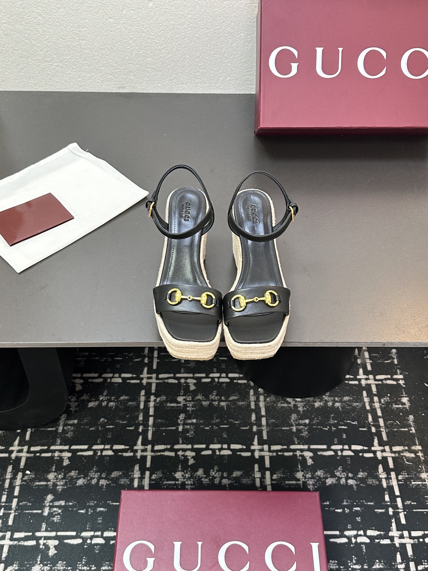 NO:465663,Gucci/Gucci classic horse-bit wedge sandals G home iconic horse-bits meet fashionable wedges —————————————————————— A fashion feast that combines both gorgeous and comfortable begins. This pair of sandals is a passionate collision between classic and modern. Every step is a confident expression of Italian style. Cleverly lengthen the leg lines to enhance the overall temperament and allow you to easily show your elegant posture while walking. The thick sole design increases stability and makes you feel more comfortable walking without tiring your feet. The fabric is made of original custom material. The inner foot pads are all lambskin. Italian imported leather soles size35-39 (customized by 40/41/42), sandals, gucci, gucci, gucci, sandals, sheepskin, Leather soles19860909Gucci/古驰经典马衔扣坡跟凉鞋 G家标志性马衔扣 邂逅时髦坡跟 ———————————— 一场华丽与舒适兼得的时尚盛宴就此开启. 这双凉鞋 是经典与现代的激情碰撞 每一步都是意式风尚的自信表达. 巧妙拉长腿部线条 提升整体气质 让你在行走间轻松展现优雅姿态 厚底设计增加稳定性 行走更自在 不累脚. 面料采用原版定制材质 内里垫脚均为小羊皮 意大利进口真皮大底 size35-39（40/41/42定制）,凉鞋,gucci,gucci,gucci,sandals,sheepskin,Leather soles,Women's Shoes