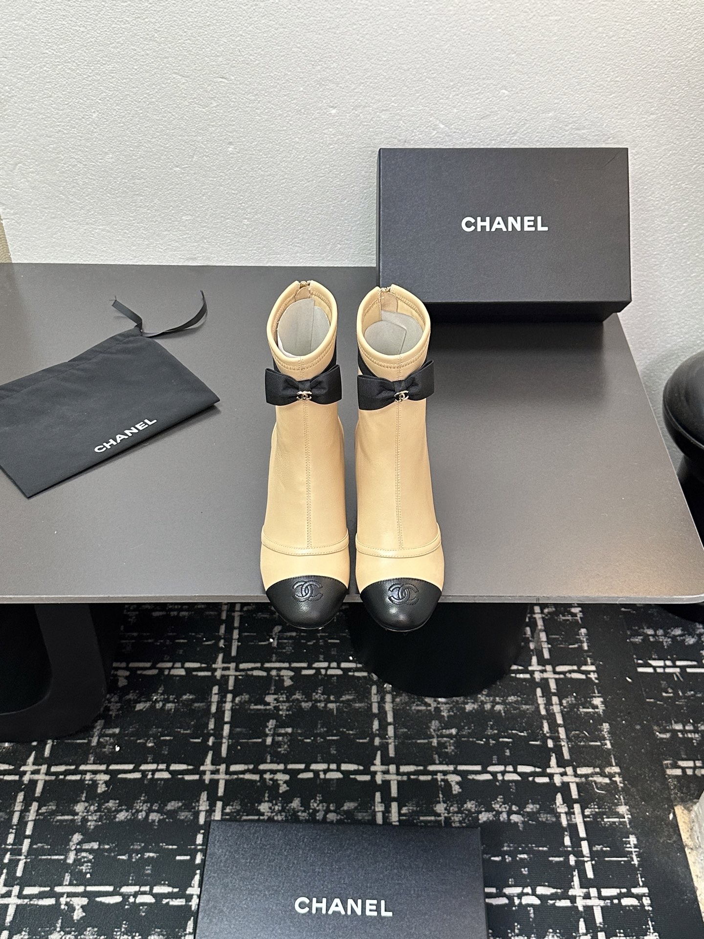 NO:466699,The same style on the official website of CHANEL, Chanel new style, simple and elegant, bow decoration, fashionable and versatile feel and comfortable feet, 1 imported sheepskin with upper 2 inner sheepskin 3 heel height 5cm 4 size 35-42 (note that 40.41.42 custom made without return or exchange) 5320, boots, chanel, chanel, boots, sheepskin19860909CHANEL官网同款, 香奈儿新款,简约大方,蝴蝶结装饰,时尚百搭脚感舒适, 1鞋面进口羊皮 2内里羊皮 3跟高5cm  4码数35-42（注意40.41.42订做不退不换）5320,靴子,chanel,chanel,boots,sheepskin,Women's Shoes