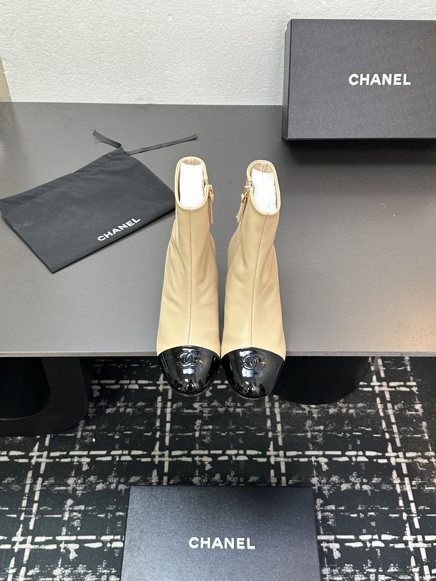 NO:465606,The same style on the official website of CHANEL, Chanel new style, simple and elegant, bow decoration, fashionable and versatile feel and comfortable feet, 1 imported sheepskin with upper 2 inner sheepskin 3 heel height 5cm 4 size 35-41 Note 40.41. Custom made no return or exchange) 35, boots, chanel, chanel, boots, sheepskin19860909CHANEL官网同款, 香奈儿新款,简约大方,蝴蝶结装饰,时尚百搭脚感舒适, 1鞋面进口羊皮 2内里羊皮 3跟高5cm  4码数35-41 注意40.41.订做不退不换）35,靴子,chanel,chanel,boots,sheepskin,Women's Shoes