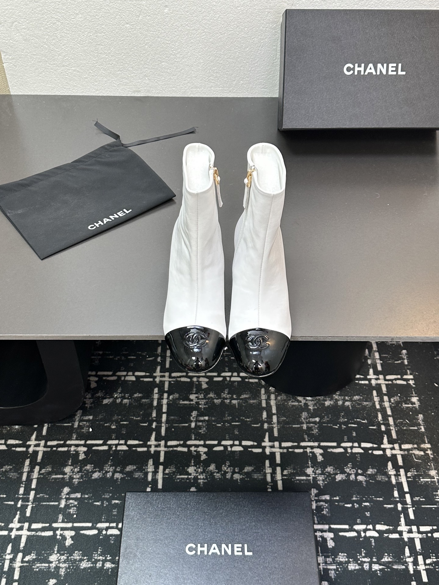 NO:466693,The same style on the official website of CHANEL, Chanel new style, simple and elegant, bow decoration, fashionable and versatile feel and comfortable feet, 1 imported sheepskin with upper 2 inner sheepskin 3 heel height 5cm 4 size 35-41 (note 40.41. Custom made no return or exchange) 5330, boots, chanel, chanel, boots, sheepskin19860909CHANEL官网同款, 香奈儿新款,简约大方,蝴蝶结装饰,时尚百搭脚感舒适, 1鞋面进口羊皮 2内里羊皮 3跟高5cm  4码数35-41（注意40.41.订做不退不换）5330,靴子,chanel,chanel,boots,sheepskin,Women's Shoes