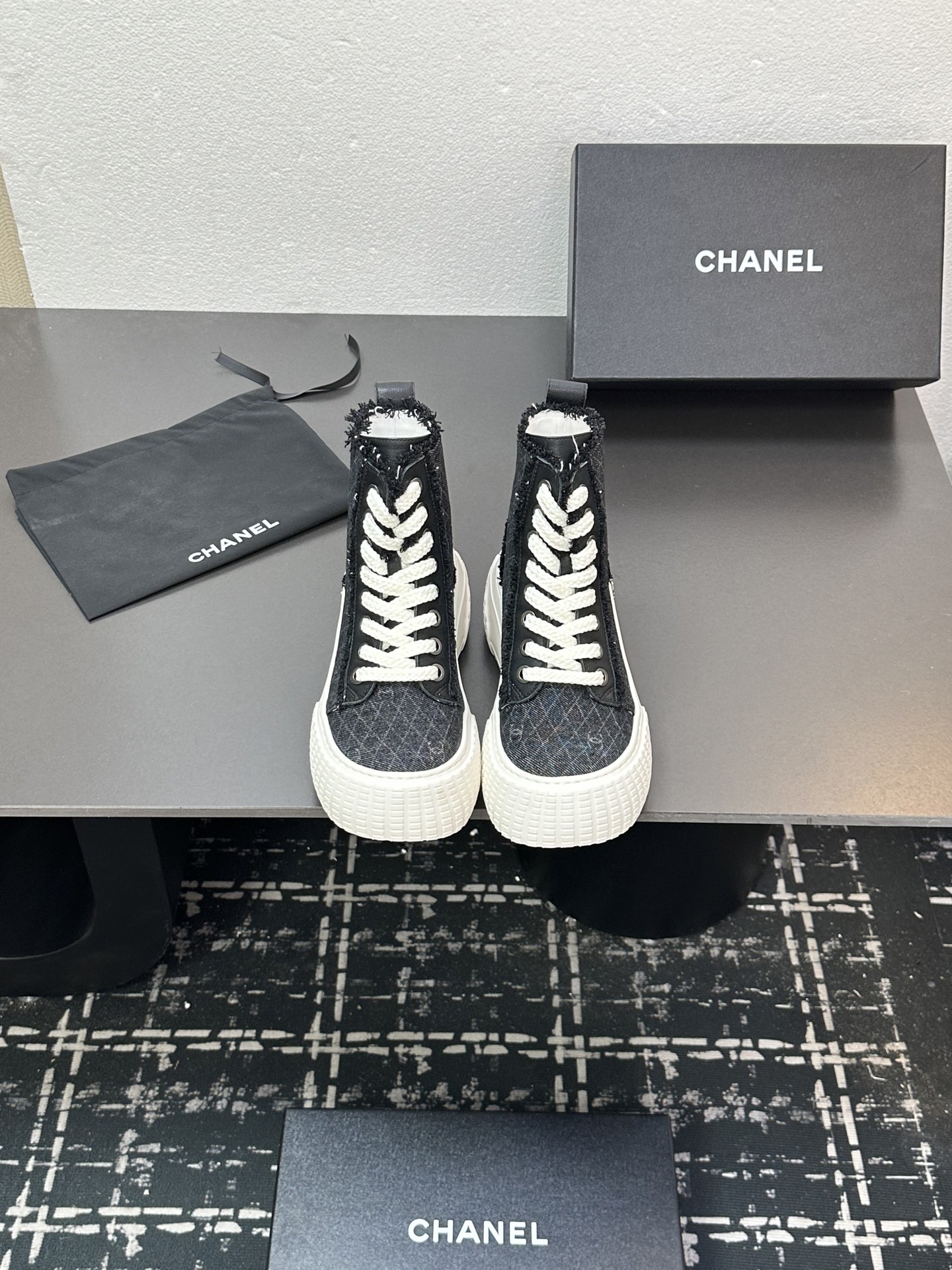NO:466511,2025 Little Flavor Short Boots, a must-have item for this autumn and winter!  !  Chanel's hot short boots in autumn and winter, Xiaohongshu is highly recommended, and it looks good no matter how you match it. It is a must-have for fashionable things. Chanel's women love simple but irresistible matching to show unique styles of dressing, free mixing and matching are shining in place and keep up with the fashionable pace of Grandma Xiang!  !  !  Exquisite details enlarge the original mold opening hardware buckle. Top version purchasing level is created ★The upper is made of top layer cowhide, top layer cowhide, sheepskin footbed, tpu outsole. Size 35-39 (ordered by 40/41), boots, chanel, boots, cowhide, sheepskin198609092025小香短靴,本季秋冬季必备单品！！ 香奈儿秋冬重工爆款短靴 小红书力推款,怎么搭配都好看,时髦精必备,香奈儿女士钟爱简约又难以抗拒搭配展现与众不同的穿搭风格、自由混搭闪耀到位跟紧香奶奶时尚步伐！！！精致细节放大看原版开模五金扣 顶级版本代购级别打造★鞋面采用头层牛皮头层牛皮,羊皮垫脚,tpu大底 码数35-39（40/41订）,靴子,chanel,boots,cowhide,sheepskin,Women's Shoes