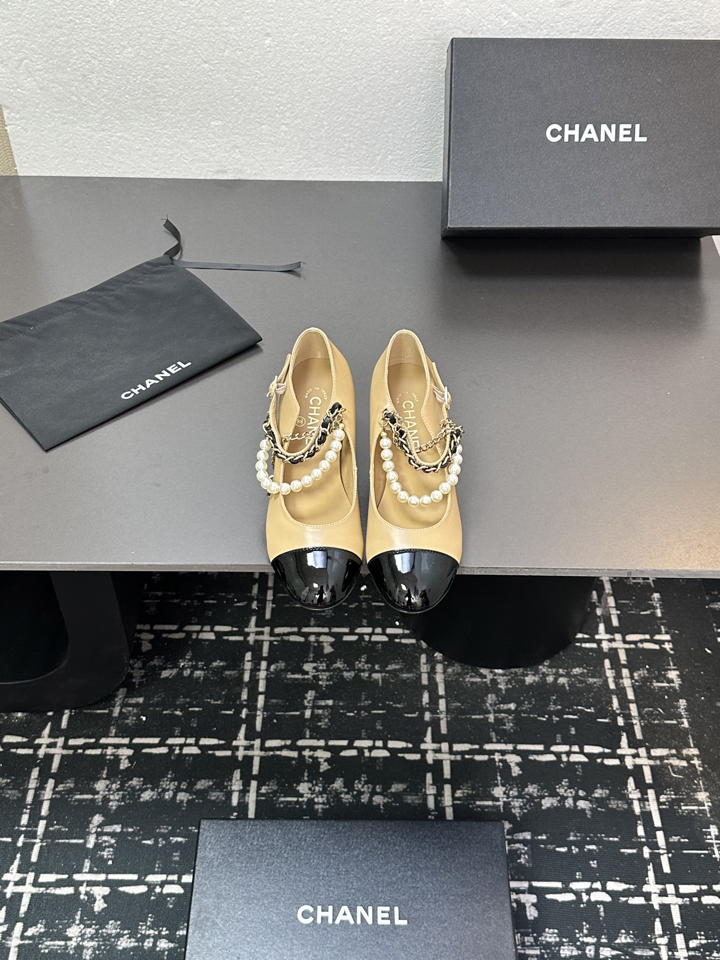 NO:679002,★★★★★ Many celebrities and Internet celebrities have worn their feet. This is a versatile series popular among domestic and foreign bloggers. It is a must-have for spring and summer wardrobes. Exclusive to Xiangjia. Upper sheepskin. Lining: sheepskin outsole. Original molded custom leather outsole. Shoe size: 35-39 (34, 40, 41, custom made, non-refundable). Flat high heels, single shoes, chanel, sheepskin, Leather soles.19860909★★★★★ 众多明星网红上脚,国内外博主刷爆的一个百搭系列,春夏衣橱搭配必备 首选.香家专属 鞋面羊皮  内里: 羊皮 大底原版开模定制真皮大底 鞋码: 35-39（34、40、41、定做不退换） 平底高跟,单鞋,chanel,sheepskin,Leather soles,Women's Shoes