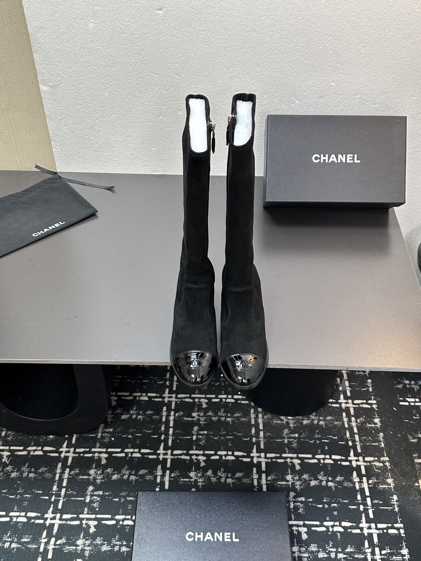 NO:629053,Xiaoxiang short boots, a must-have item for autumn and winter this season!  !  Chanel's autumn and winter heavy industry popular short boots are highly recommended by Xiaohongshu. They look good no matter how you match them. They are a must-have for fashion. Ms. Chanel loves simple and irresistible combinations to show her unique dressing style. She can mix and match freely to shine and follow the fashionable steps of her grandma!  !  !  Enlarge the exquisite details to see the original molded hardware buckle. The top version is made at the purchasing level★The upper is made of first-layer cowhide, sheepskin feet, and genuine leather outsole. Size 35-39 (order 40/41) short boots, boots, chanel, boots, cowhide, sheepskin, Leather soles19860909小香短靴,本季秋冬季必备单品！！ 香奈儿秋冬重工爆款短靴 小红书力推款,怎么搭配都好看,时髦精必备,香奈儿女士钟爱简约又难以抗拒搭配展现与众不同的穿搭风格、自由混搭闪耀到位跟紧香奶奶时尚步伐！！！精致细节放大看原版开模五金扣 顶级版本代购级别打造★鞋面采用头层牛皮,羊皮垫脚,真皮大底 码数35-39（40/41订） 短靴长靴,靴子,chanel,boots,cowhide,sheepskin,Leather soles,Women's Shoes