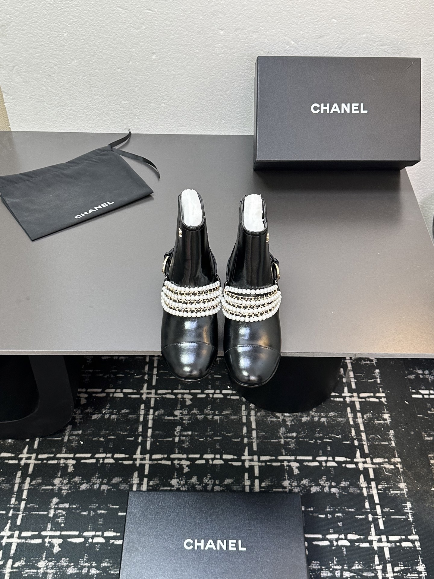 NO:489303,CHANEL Chanel Xiaoxiang 2025 autumn and winter sheepskin short boots new product. The style is also the basic style of Xiangjia short boots, neat and handsome. The upper is made of cowhide, which is super soft and skin-soft, quite broad and full, and handsome!  Soft lambskin inside!  Original outsole of soles Exclusive Top quality 35-39 (customized by 40/41), boots, chanel, chanel, chanel, boots, cowhide, sheepskin19860909CHANEL香奈儿小香2025秋冬羊皮短靴新品 版型也香家短靴基础版型,利落帅气 鞋面用了牛皮,超级柔软的贴肤感,挺阔饱满,帅气拿捏！ 内里柔软小羊皮！ 鞋底原版大底 独家 顶级精品35-39（40/41订做）,靴子,chanel,chanel,chanel,boots,cowhide,sheepskin,Women's Shoes