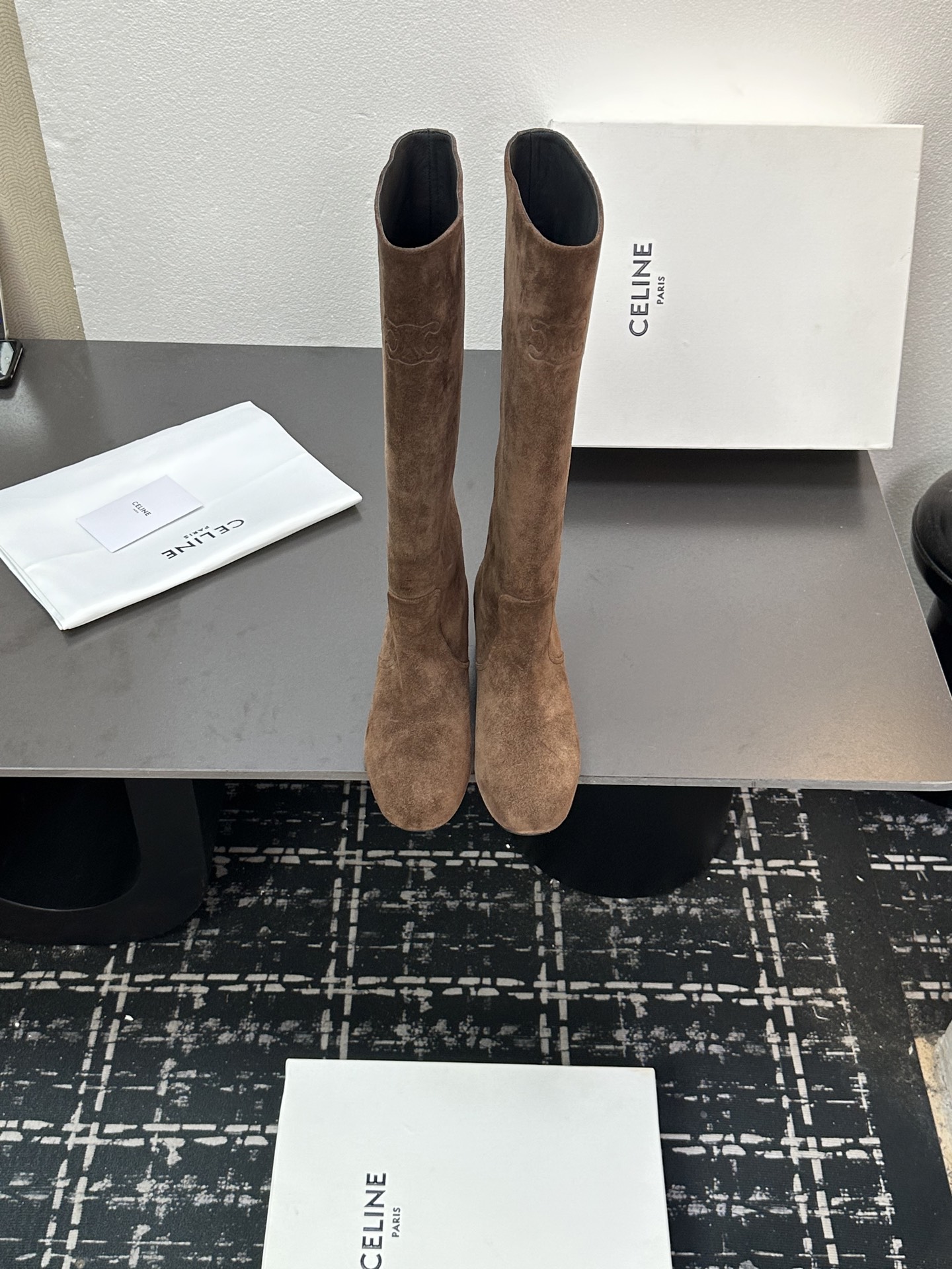 NO:484572,Celine's latest retro Arc de Triomphe, short boots, long boots, and many celebrity fashion bloggers plant grass. There are really many beautiful styles in this season. For example, these long boots are very Maillard-style. The most popular fabric heel shoe style at the moment. The simple Arc de Triomphe logo design is not picky at all. It turns into a long legs in seconds when you put your feet on, which is super slim and versatile!  It's absolutely amazing. High mercerized cowhirl leather imported on the upper, imported cowhide inside, 5.5CM heel height Italian leather sole Size35-40 (customized for 40), boots, celine, boots, cowhide, Leather soles19860909Celine思琳秋冬最新款复古凯旋门粗跟 短靴 长靴 超多明星时尚博主种草 思琳这一季好看的款式真的是很多 比如这长靴就很美拉德风 当下最流行的面料跟鞋型 简约的凯旋门logo设计 完全不挑腿型 上脚秒变大长腿,超级显瘦又百搭！简直绝绝子了 鞋面进口高丝光牛皮 内里进口牛皮里 跟高5.5CM意大利真皮大底 Size35-40（40定做）,靴子,celine,boots,cowhide,Leather soles,Women's Shoes