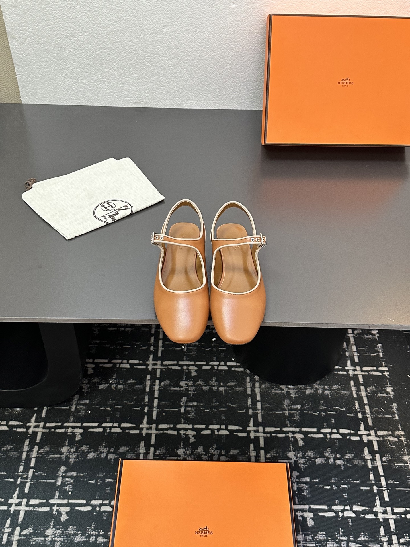 NO:484569,2025 Top quality Hermes Spring and Summer latest kelly buckle fashion shoes mid-heel piping sandals ——————————— Classic style Matched with highly recognizable Majia hardware buckles Super versatile and stylish on the feet Super versatile and beautiful and fashionable. Many celebrities and celebrities are essential for planting grass in spring and summer. Random comfort and high-end feeling. Imported cowhide on the upper, inner sheepskin, sole Italian leather outsole. Size 35-41 (40 41 custom made without return or exchange), Mary Jane, hermes, hermes, sandals, mary jane, cowhide, sheepskin, Leather soles198609092025 顶级品质Hermes爱马仕春夏最新kelly扣时装鞋中跟滚边凉鞋 —————————— 经典的版型 搭配极具辨识度的马家五金扣 上脚超级百搭好看时髦 超多明星网红种草 春夏必备 随意舒适高级感 鞋面进口牛皮 内里羊皮 鞋底意大利真皮大底 码数35-41（40 41定做不退换）,玛丽珍,hermes,hermes,sandals,mary jane,cowhide,sheepskin,Leather soles,Women's Shoes