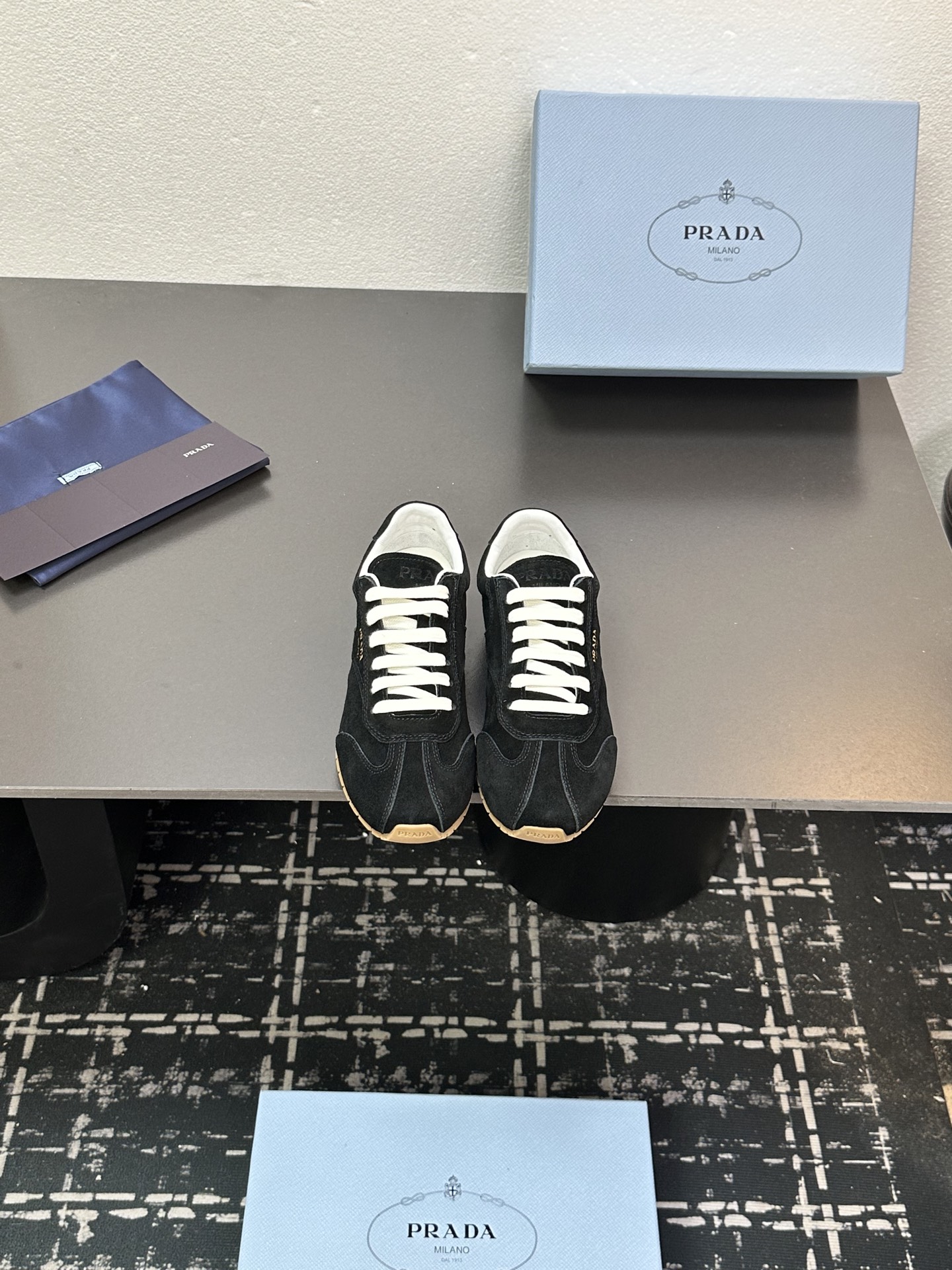 NO:484566,- 25Fw early autumn new Prada suede leather sneakers retro erotic training shoes lace-up casual sneakers This sneaker adopts a soft and light design, showing a sporty style and simple and elegant temperament. The smooth lines and soles outline the silhouette, which is perfectly balanced with functionality, comfort and modern style. The suede on the upper has a texture, wrapped in sheepskin inside, soft and glutinous. The insole is thickened with lambskin, which is extremely comfortable to put on, supports and is wrapped well. The shoe shape is full of wrapping, light and easy to wear, a practical casual shoe that looks tall and long legs!  High mercerized beef velvet upper, inner foot pad sheepskin, original sole open mold TPU two-color outsole, size 35-39 (40.41 custom made without return or exchange), casual shoes/sports shoes, prada, prada, sneakers, cowhide, sheepskin, chamois leather19860909- 25Fw早秋新款Prada普拉达 绒面牛皮革运动鞋复古德训鞋系带休闲运动鞋 此款运动鞋采用柔软轻盈的设计,展现运动风格与简约高雅气质.流畅线条与鞋底勾勒出廓形,功能性、舒适性与现代风格完美平衡. 鞋面麂皮有肌理感,内里羊皮包裹,软软糯糯的.鞋垫加厚小羊皮,踩上去无比舒适,有支撑感,又包裹得很好的感觉 鞋型包裹感十足,轻便好穿实用的一款休闲鞋,显高显大长腿！ 鞋面高丝光牛反绒 内里垫脚羊皮 鞋底原版开模TPU双色大底 码数35-39（40.41定做不退换）,休闲鞋/运动鞋,prada,prada,sneakers,cowhide,sheepskin,chamois leather,Women's Shoes