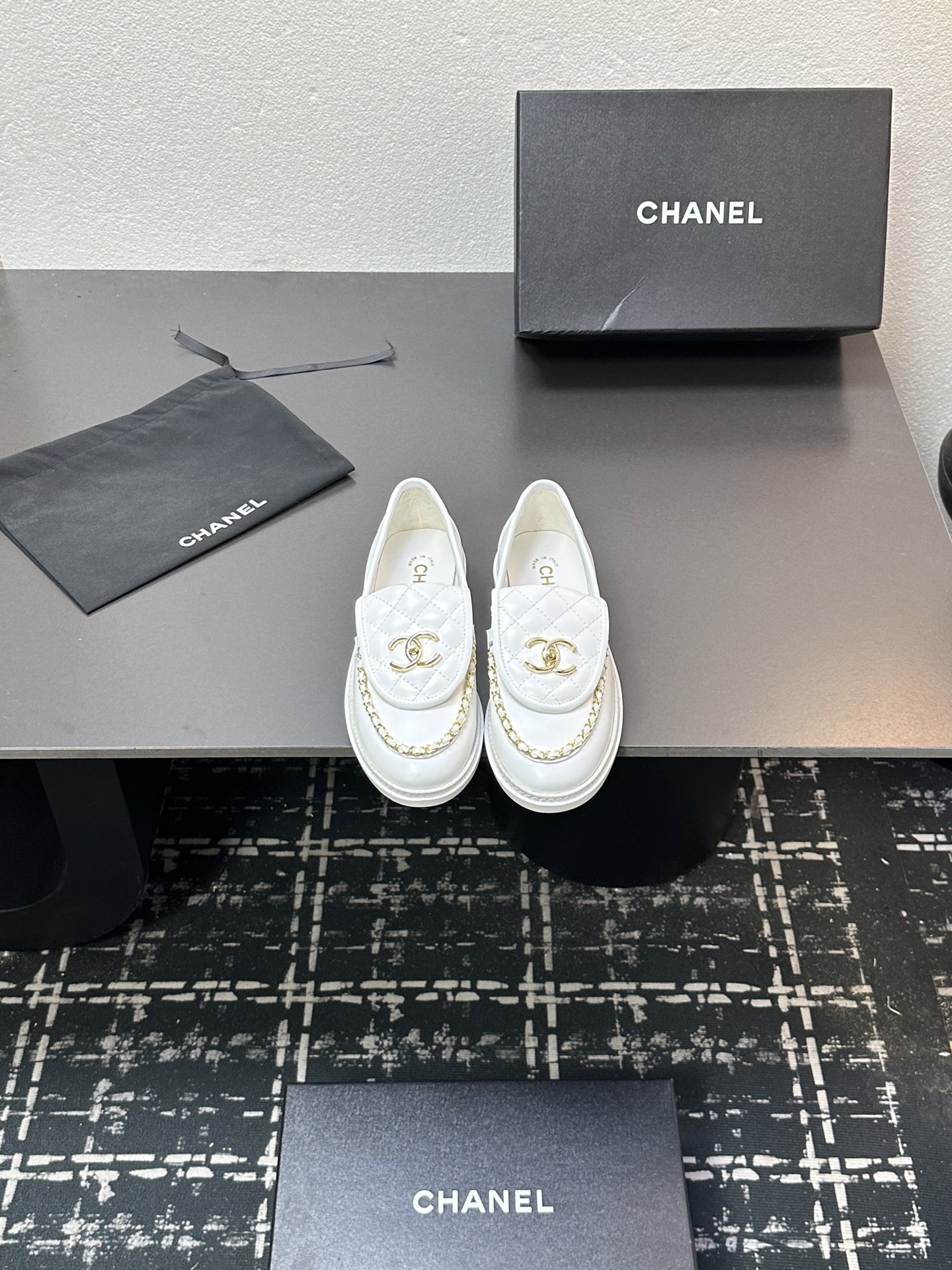 NO:489325,CHANEL Chanel Xiaoxiang Classic Flip Chain Double C School Bag Buckle Loafers This pair of loafers is undoubtedly a perfect fusion of elegance and modernity. The iconic double C School Bag Buckle with the chain is the finishing touch. The round metal buckle is exquisite and retro, which brings out the playfulness and elegance of the academy style. The upper is made of original custom cowhide. The inner foot pads are all silk sheepskin. Italian imported leather outsole size35-39 (customized by 40/41), loafers, chanel, chanel, loafers, cowhide, sheepskin, Leather soles19860909CHANEL香奈儿小香经典翻盖链条双C书包扣乐福鞋 这双乐福鞋无疑是优雅与摩登的完美融合. 标志性的双C书包扣搭配链条 是点睛之笔. 圆润金属扣精致复古 碰撞出学院风的俏皮与优雅 鞋面采用原版定制牛皮 内里垫脚均为丝绸羊皮 意大利进口真皮大底 size35-39（40/41定制）,乐福鞋,chanel,chanel,loafers,cowhide,sheepskin,Leather soles,Women's Shoes