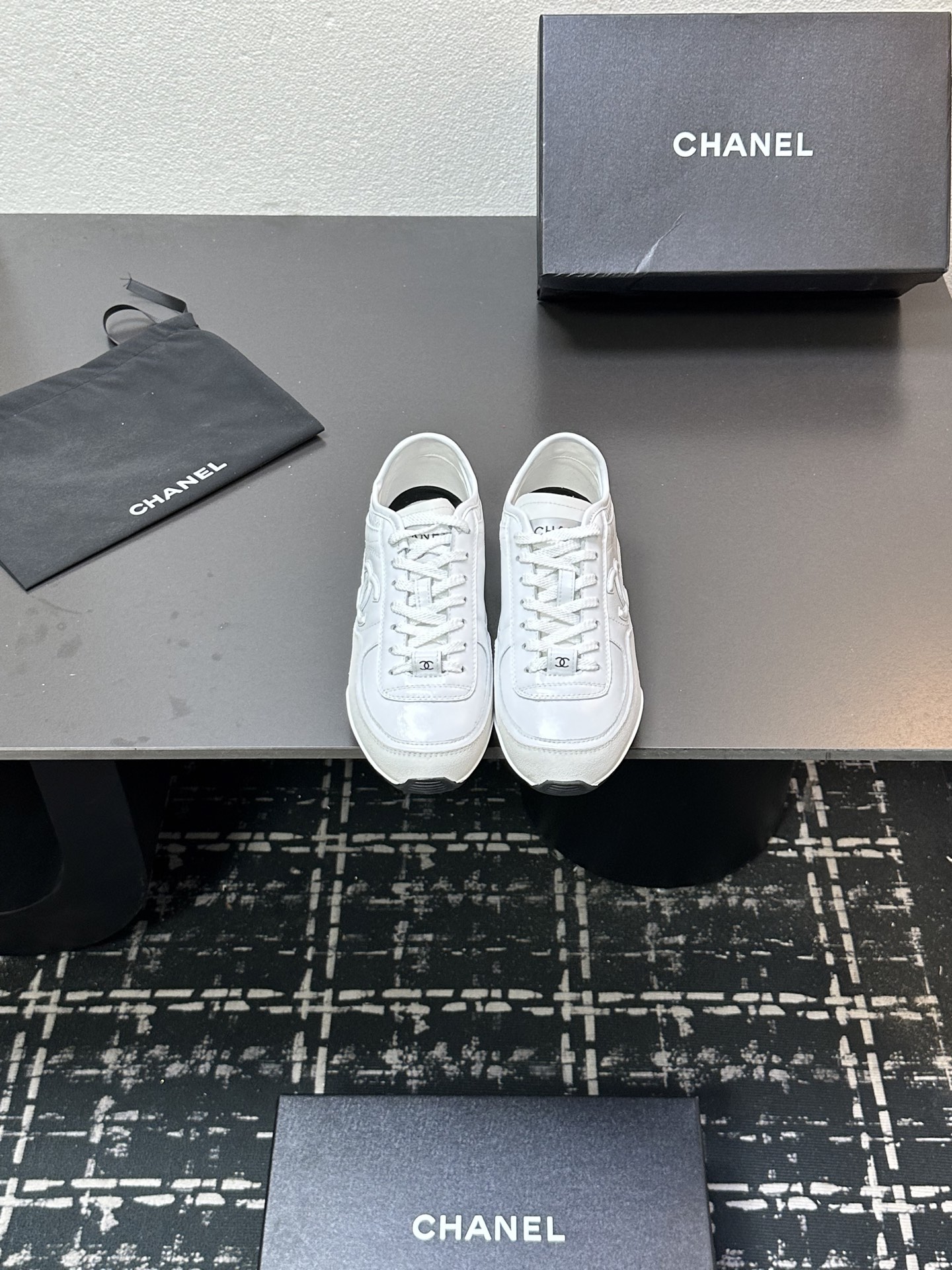 NO:480628,Chanel Chanel Panda Shoes!  Top casual sneakers for the 2025 counter This classic design; the upper is crafted and electric embroidered with various craftsmanship; the sole is fashionable and sporty; it is an extraordinary and has incorporated a variety of color matching elements... The diversified mix and match is very beautiful and versatile, casual, fashionable, sports, and outdoors can be taken into account... Go material The upper is made of original imported silk cowhide + original tarp + original head cowhide The inner part is made of original sheepli + net Outsole based on original TPU combination sole The counter is made of high-quality packaging for women 35–41, casual shoes/sports shoes, chanel, chanel, sneakers, cowhide19860909Chanel香奈儿熊猫鞋！2025专柜顶级休闲款运动鞋 这款经典设计；鞋面多种工艺电绣的风格；大底却时尚运动；不平凡的拥入了多种配色元素…… 多元化混搭非常好看百搭,休闲,时尚,运动,户外都能兼顾…… Go 材料 鞋面采用 原版进口头层丝绸牛皮+原版防水布+原版头层牛皮 内里采用 原版羊里+网 大底根据 原版TPU组合大底 专柜精品包装全套女35–41,休闲鞋/运动鞋,chanel,chanel,sneakers,cowhide,Women's Shoes