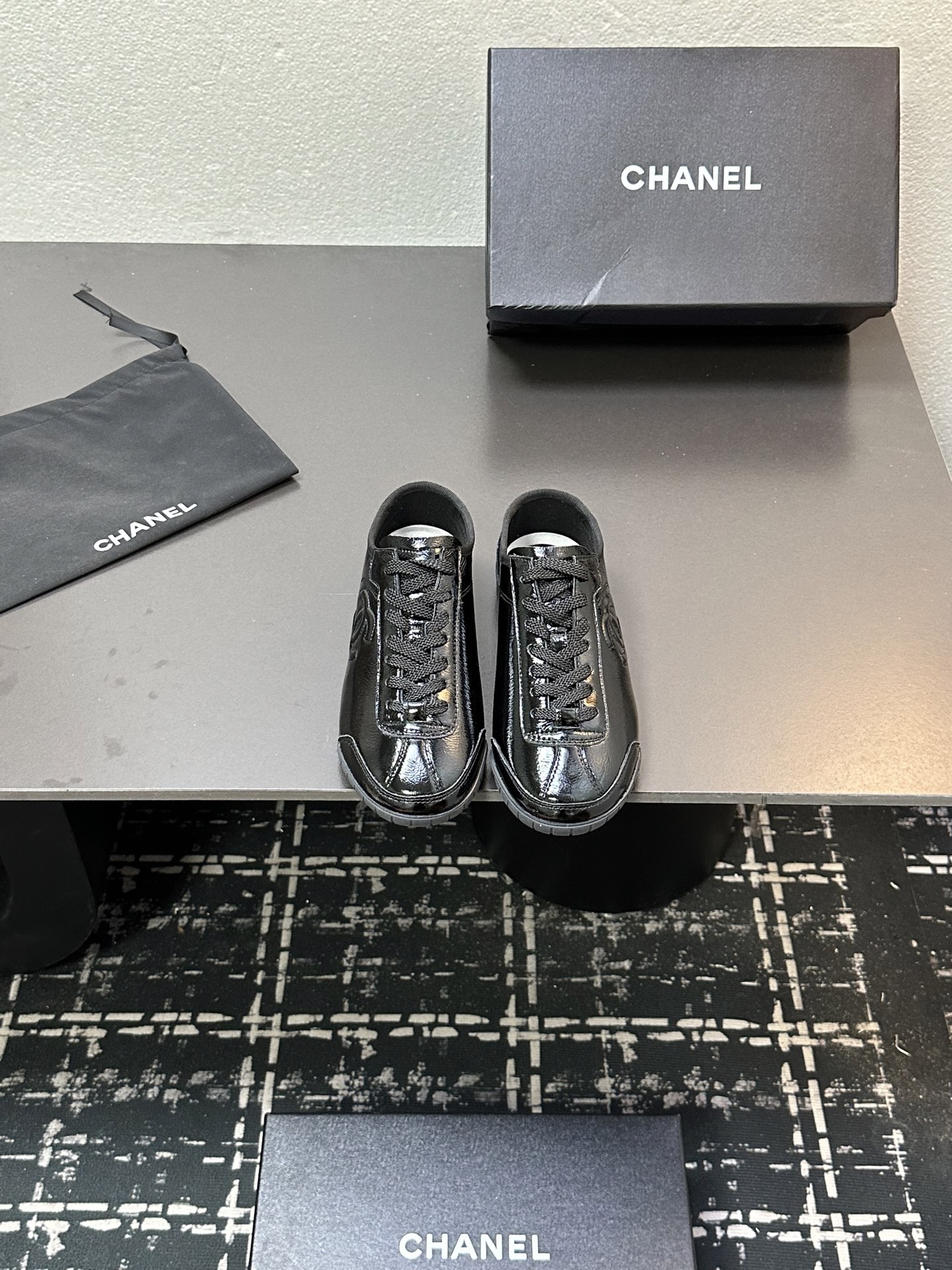 NO:489318,Chanel Chanel Panda Shoes!  Top casual sneakers for the 2025 counter This classic design; the upper is crafted and electric embroidered with various craftsmanship; the sole is fashionable and sporty; it is an extraordinary and has incorporated a variety of color matching elements... The diversified mix and match is very beautiful and versatile, casual, fashionable, sports, and outdoors can be taken into account... Go material The upper is made of original imported silk cowhide + original tarp + original head cowhide The inner part is made of original sheepli + net Outsole based on original TPU combination sole The counter is made of high-quality packaging for women 35–41, casual shoes/sports shoes, chanel, chanel, sneakers, cowhide19860909Chanel香奈儿熊猫鞋！2025专柜顶级休闲款运动鞋 这款经典设计；鞋面多种工艺电绣的风格；大底却时尚运动；不平凡的拥入了多种配色元素…… 多元化混搭非常好看百搭,休闲,时尚,运动,户外都能兼顾…… Go 材料 鞋面采用 原版进口头层丝绸牛皮+原版防水布+原版头层牛皮 内里采用 原版羊里+网 大底根据 原版TPU组合大底 专柜精品包装全套女35–41,休闲鞋/运动鞋,chanel,chanel,sneakers,cowhide,Women's Shoes