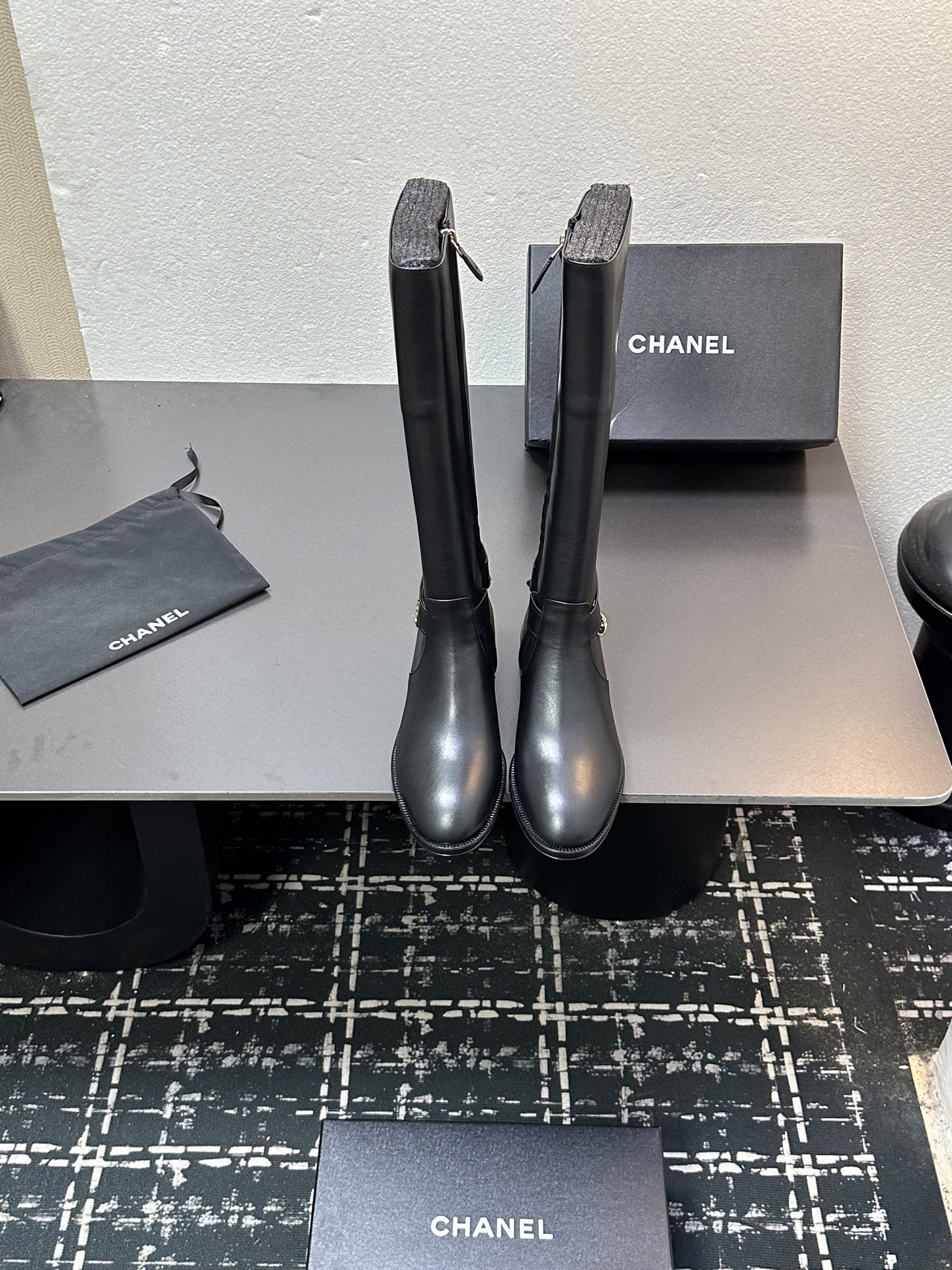 NO:480621,2025 Little Flavor Short Boots, a must-have item for this autumn and winter!  !  Chanel's hot short boots in autumn and winter, Xiaohongshu is highly recommended, and it looks good no matter how you match it. It is a must-have for fashionable things. Chanel's women love simple but irresistible matching to show unique styles of dressing, free mixing and matching are shining in place and keep up with the fashionable pace of Grandma Xiang!  !  !  Exquisite details enlarge to see the original mold opening hardware buckle. Top version purchasing level is created★The upper is made of top layer cowhide, sheepskin footbed, genuine leather sole. Size 35-39 (ordered by 40/41) Short boots and long boots 540, boots, chanel, boots, cowhide, sheepskin, Leather soles198609092025小香短靴,本季秋冬季必备单品！！ 香奈儿秋冬重工爆款短靴 小红书力推款,怎么搭配都好看,时髦精必备,香奈儿女士钟爱简约又难以抗拒搭配展现与众不同的穿搭风格、自由混搭闪耀到位跟紧香奶奶时尚步伐！！！精致细节放大看原版开模五金扣 顶级版本代购级别打造★鞋面采用头层牛皮,羊皮垫脚,真皮大底 码数35-39（40/41订） 短靴长靴540,靴子,chanel,boots,cowhide,sheepskin,Leather soles,Women's Shoes