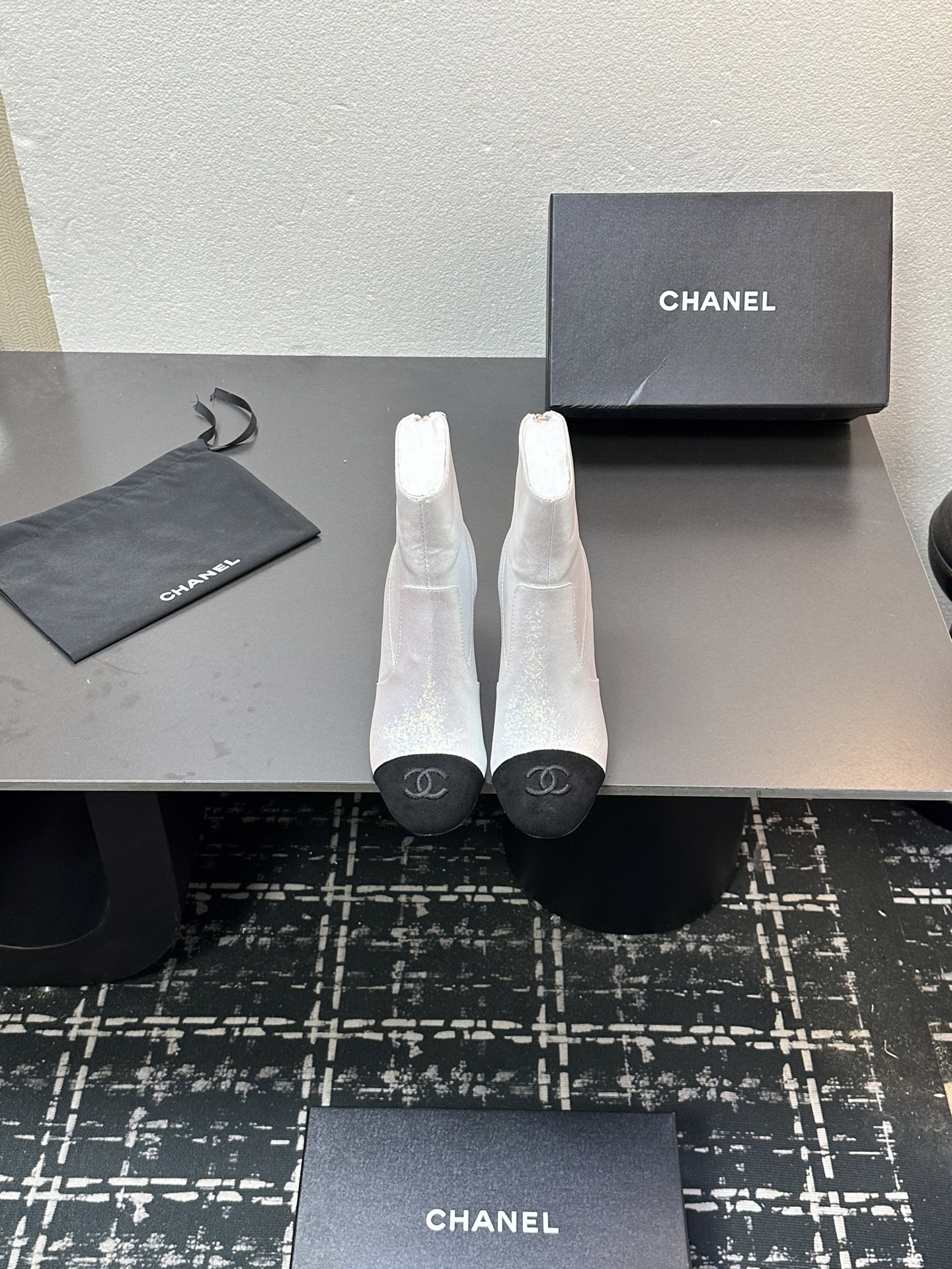 NO:489311,CHANEL Chanel classic color-blocking thick heel zippered boots This pair of boots cleverly combines the brand's iconic elements, breaking the convention with a bold and harmonious color-blocking design. The exquisite double C at the heel is low-key and luxurious, demonstrating the brand's heritage. Whether it is matched with a simple dress to show elegance or a combination with personalized jeans to create a casual and fashionable style, it can be easily controlled and injected into the overall look with high-end fashion. The fabric is made of original custom material, and the inner foot pads are all sheepskin. Italian imported leather soles size35-39 (customized by 40/41), boots, chanel, chanel, boots, skirts, jeans, sheepskin, Leather soles19860909CHANEL香奈儿小香经典拼色粗跟后拉链短靴 这双靴子巧妙融合品牌标志性元素 以大胆而和谐的拼色设计打破常规 鞋跟处精致的双C 低调奢华 彰显品牌底蕴 . 无论是搭配简约连衣裙展现优雅气质 还是与个性牛仔裤组合打造休闲时尚风 它都能轻松驾驭 为整体造型注入高级时尚感. 面料采用原版定制材质 内里垫脚均为羊皮 意大利进口真皮大底 size35-39（40/41定制）,靴子,chanel,chanel,boots,skirts,jeans,sheepskin,Leather soles,Women's Shoes