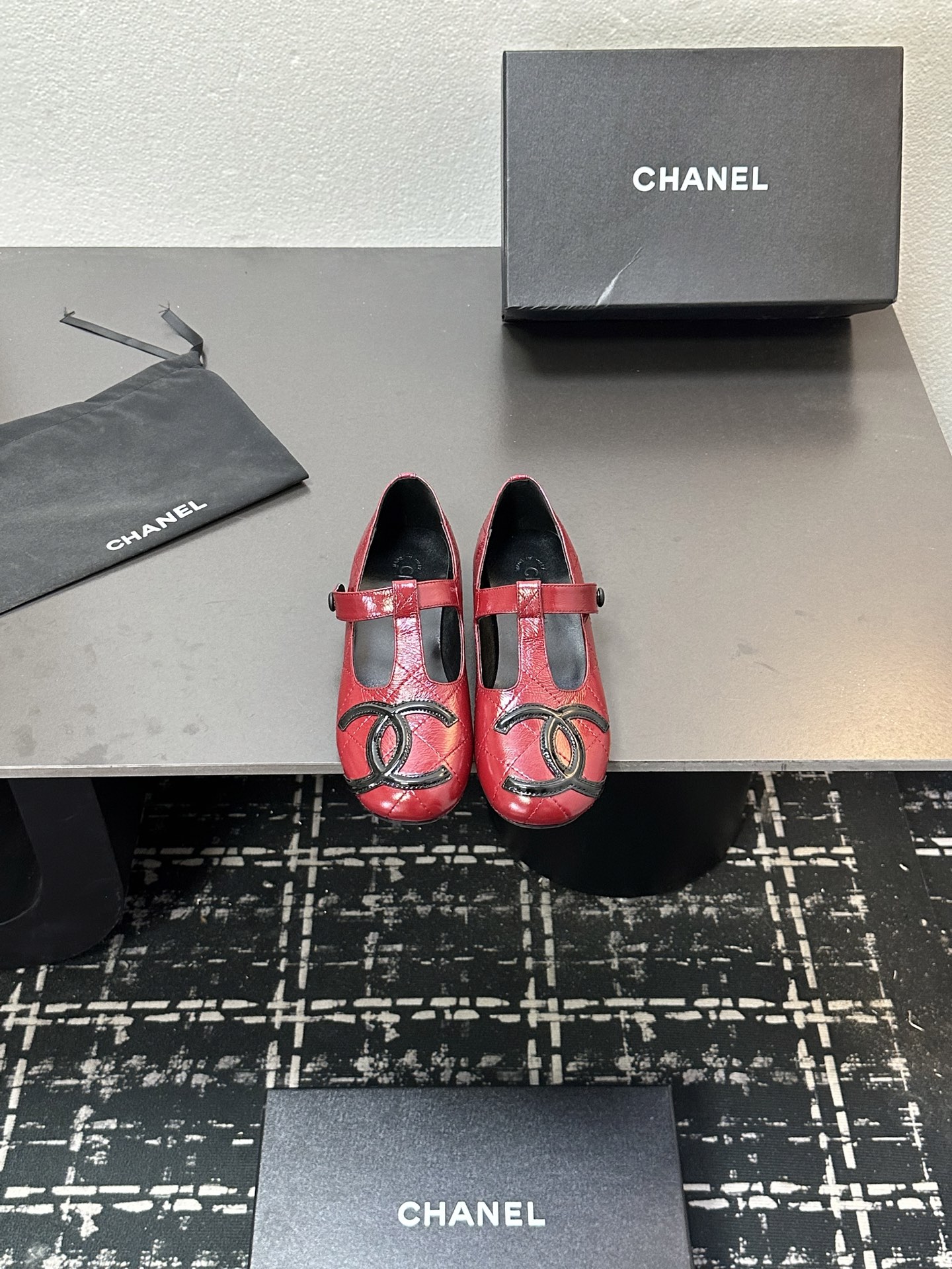 NO:484562,CHANE*｜Xiaoxiang classic big pair of C medieval T-string ballet Mary Zhen shoes These pair of Lizhen shoes are simply a brilliant pearl in the long river of fashion. Its design is recognizable. The large pair of CT strips are the finishing touch, highlighting the classic and nobleness. The smooth lines extend from the toe to the shoe body to outline the elegant outline, making people sink into its charm at a glance. Wearing it feels like entering that luxury retro era. Whether it is paired with a retro polka dot skirt or simple jeans, you can easily grasp the sense of fashion and easily become the focus of the crowd. Whether you are strolling on the streets of spring or attending a romantic dinner, it can perfectly adapt and exude a unique elegant temperament. The fabric is made of original custom lambskin, the inner foot pads are all silk lambskin, and the original mold-opening custom anti-slip large bottom  size35-39 (customized by 40/41), ballet shoes, chanel, mary jane, skirts, jeans, sheepskin19860909CHANE*｜小香经典大双C中古T字带芭蕾舞 玛丽珍鞋 这双丽珍鞋 简直是时尚长河里的璀璨明珠 它的设计极具辨识度 大双CT字带是点睛之笔 彰显着的经典与高贵 流畅的线条从鞋头延伸至鞋身 勾勒出优雅的轮廓 让人一眼就沉沦在它的魅力之中. 穿上它 仿佛踏入了那个纸醉金迷的复古时代 无论是搭配复古的波点裙,还是简约的牛仔裤 都能轻松拿捏时尚感 轻松成为人群焦点. 无论是漫步在春日街头,还是出席浪漫晚宴 它都能完美适配 散发独一无二的优雅气质 . 面料采用原版定制小羊皮 内里垫脚均为丝绸羊皮 原版开模定制防滑大底 size35-39（40/41定制）,芭蕾舞鞋,chanel,mary jane,skirts,jeans,sheepskin,Women's Shoes