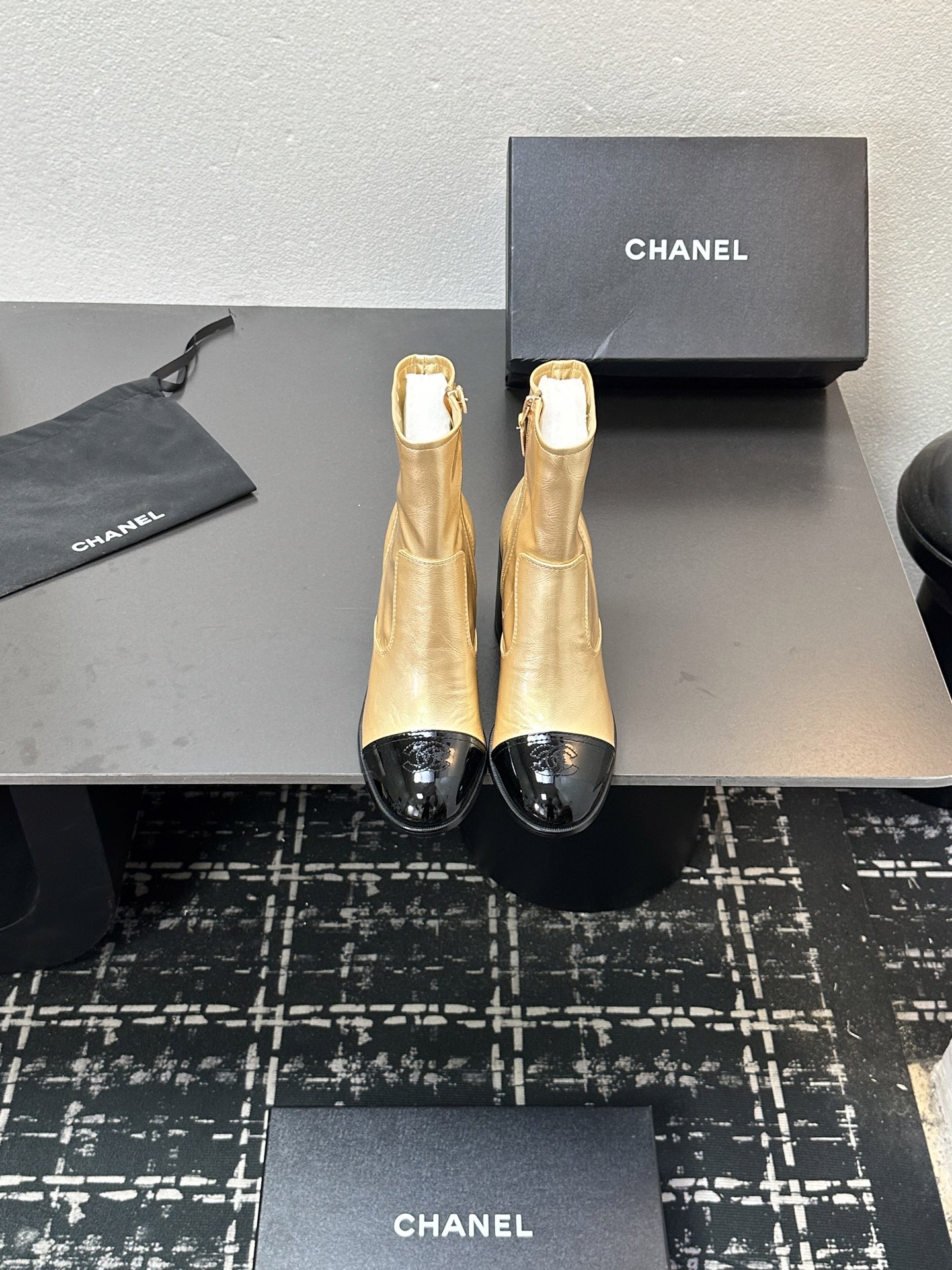 NO:484589,CHANEL Chanel's classic thick-heeled side zipper boots This pair of boots cleverly combines the brand's iconic elements, breaking the convention with a bold and harmonious color-blocking design. The exquisite double C at the heel is low-key and luxurious, demonstrating the brand's heritage. Whether it is matched with a simple dress to show elegance or a combination with personalized jeans to create a casual and fashionable style, it can be easily controlled and injected into the overall look with high-end fashion. The fabric is made of original custom materials, and the inner foot pads are all sheepskin. Italian imported leather soles size35-39 (customized by 40/41), boots, chanel, chanel, boots, skirts, jeans, sheepskin, Leather soles19860909CHANEL香奈儿小香经典粗跟侧拉链短靴 这双靴子巧妙融合品牌标志性元素 以大胆而和谐的拼色设计打破常规 鞋跟处精致的双C 低调奢华 彰显品牌底蕴 . 无论是搭配简约连衣裙展现优雅气质 还是与个性牛仔裤组合打造休闲时尚风 它都能轻松驾驭 为整体造型注入高级时尚感. 面料采用原版定制材质 内里垫脚均为羊皮 意大利进口真皮大底 size35-39（40/41定制）,靴子,chanel,chanel,boots,skirts,jeans,sheepskin,Leather soles,Women's Shoes