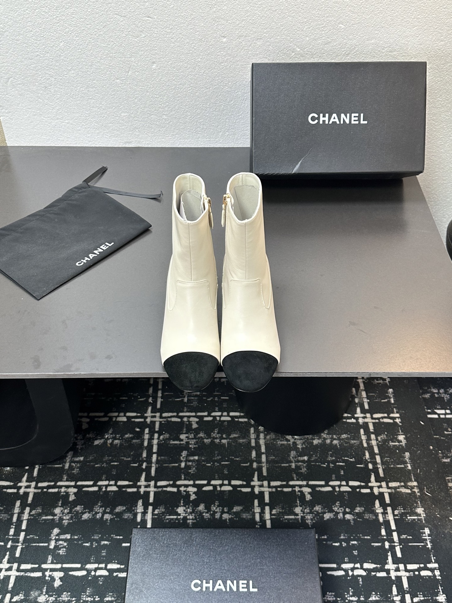 NO:484586,Chanel official website is launched simultaneously!  New autumn and winter short boots, classic splicing of pearl heels, lambskin + sheep tiles, heel height 5cm yards 35-42 (40 41 42, no return or exchange), boots, chanel, boots, sheepskin, sheep19860909Chanel官网同步上新！秋冬新款短靴,珍珠跟经典拼接 小羊皮+羊猄 祼靴,跟高5cm码数35-42(40 41 42不退不换),靴子,chanel,boots,sheepskin,sheep,Women's Shoes