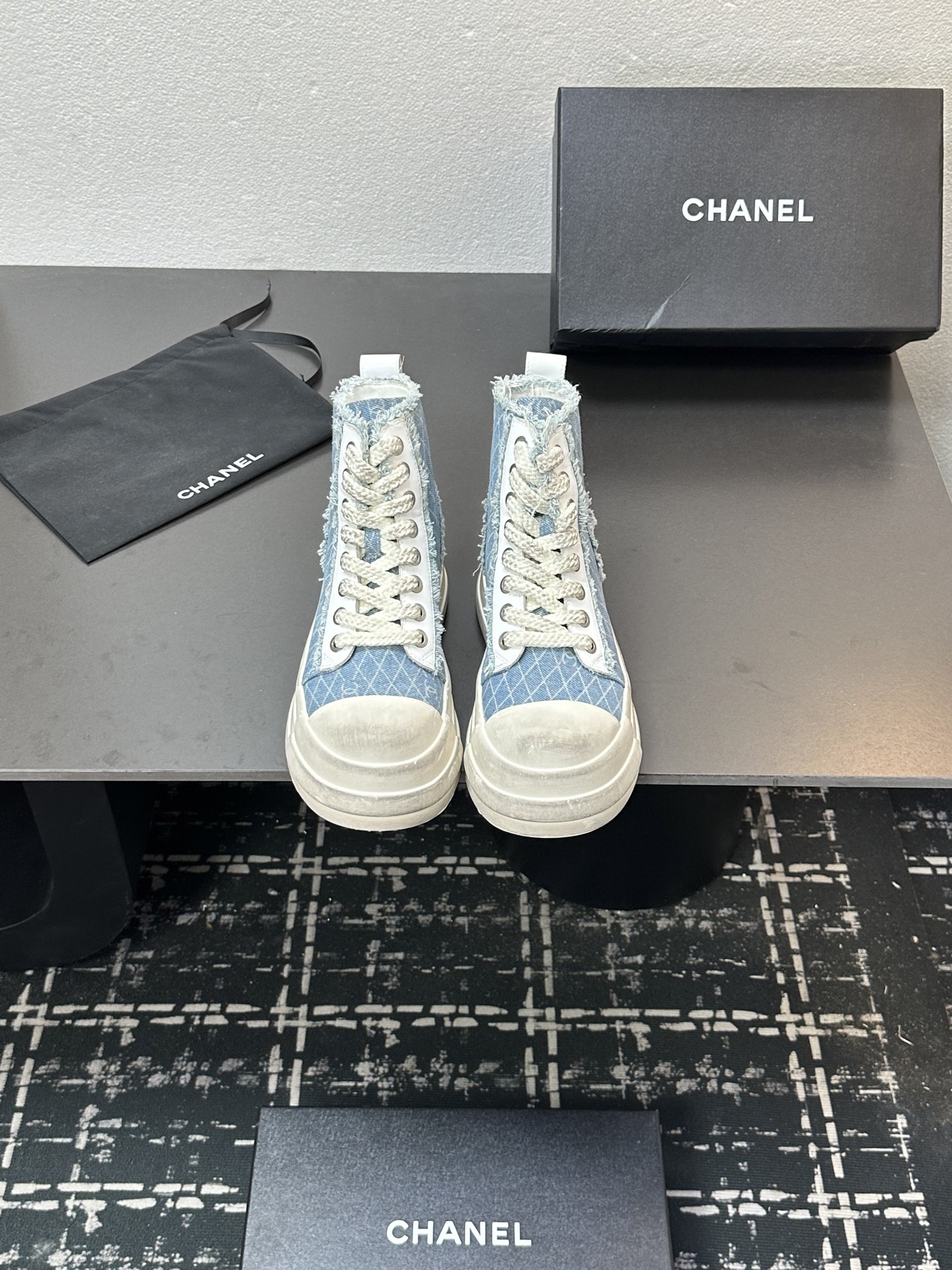 NO:543513,2025 Little Flavor Short Boots, a must-have item for this autumn and winter!  !  Chanel's hot short boots in autumn and winter, Xiaohongshu is highly recommended, and it looks good no matter how you match it. It is a must-have for fashionable things. Chanel's women love simple but irresistible matching to show unique styles of dressing, free mixing and matching are shining in place and keep up with the fashionable pace of Grandma Xiang!  !  !  Exquisite details enlarge the original mold opening hardware buckle. Top version purchasing level is created ★The upper is made of top layer cowhide, top layer cowhide, sheepskin footbed, tpu outsole. Size 35-39 (ordered by 40/41), boots, chanel, boots, cowhide, sheepskin198609092025小香短靴,本季秋冬季必备单品！！ 香奈儿秋冬重工爆款短靴 小红书力推款,怎么搭配都好看,时髦精必备,香奈儿女士钟爱简约又难以抗拒搭配展现与众不同的穿搭风格、自由混搭闪耀到位跟紧香奶奶时尚步伐！！！精致细节放大看原版开模五金扣 顶级版本代购级别打造★鞋面采用头层牛皮头层牛皮,羊皮垫脚,tpu大底 码数35-39（40/41订）,靴子,chanel,boots,cowhide,sheepskin,Women's Shoes