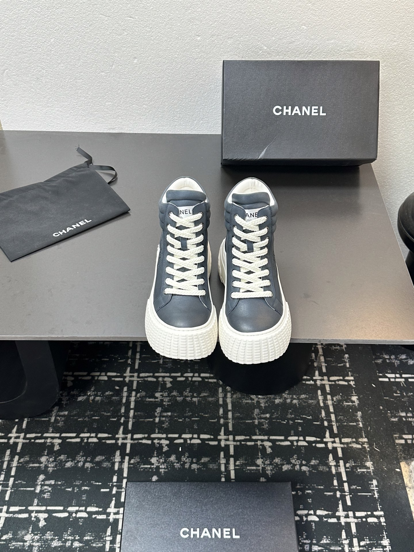 NO:484583,2025 Little Flavor Short Boots, a must-have item for this autumn and winter!  !  Chanel's hot short boots in autumn and winter, Xiaohongshu is highly recommended, and it looks good no matter how you match it. It is a must-have for fashionable things. Chanel's women love simple but irresistible matching to show unique styles of dressing, free mixing and matching are shining in place and keep up with the fashionable pace of Grandma Xiang!  !  !  Exquisite details enlarge the original mold opening hardware buckle. Top version purchasing level is created ★The upper is made of top layer cowhide, top layer cowhide, sheepskin footbed, tpu outsole. Size 35-39 (ordered by 40/41), boots, chanel, boots, cowhide, sheepskin198609092025小香短靴,本季秋冬季必备单品！！ 香奈儿秋冬重工爆款短靴 小红书力推款,怎么搭配都好看,时髦精必备,香奈儿女士钟爱简约又难以抗拒搭配展现与众不同的穿搭风格、自由混搭闪耀到位跟紧香奶奶时尚步伐！！！精致细节放大看原版开模五金扣 顶级版本代购级别打造★鞋面采用头层牛皮头层牛皮,羊皮垫脚,tpu大底 码数35-39（40/41订）,靴子,chanel,boots,cowhide,sheepskin,Women's Shoes