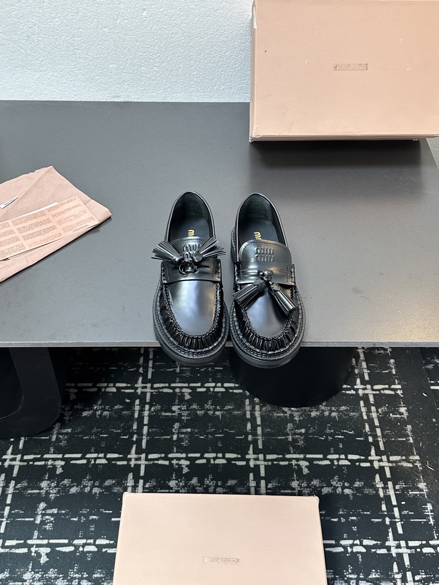 NO:484580,25ss autumn and winter new Miu Miu Miu Tassel Pendant Loafers retro old money style thick-soled single shoes This Brock shoe has a simple and classic design, decorated with two striped details of Miu Miu printed characters. The detailed design stands out among the many loafers. The overall shoe shape is round and delicate, not heavy at all, and can completely expose the ankles. The proportion of the leg lines is good. The old-fashioned feeling of the shoes is very exciting, especially the popular sports shoes in the previous few seasons. This time, the new leather buckle version was launched, which is quite interesting. The detailed design stands out among the many loafers. The overall shoe shape is round and delicate, not heavy at all, and can completely expose the ankles. The proportion of the leg lines is good. The upper open-edge beaded cowhide inner foot pad cowhide sole genuine leather edge strip/original mold opening TPU rubber large sole  Number of codes 35-39 (40.41 custom made without return or exchange), loafers, miumiu, loafers, sneakers, cowhide1986090925ss秋冬新款Miu Miu 缪缪 流苏吊坠乐福鞋复古老钱风厚底单鞋 这款布洛克鞋线条简约设计经典,饰以Miu Miu印字两处条纹细节.细节的设计在一众乐福鞋中脱颖而出,整体鞋型圆滑秀气一点不笨重,可以完全露出脚踝处,称的腿部线条比例较好 鞋子的做旧感很戳我,尤其是前几季很是热门的运动鞋款,这次推出了皮革搭扣版本新作,挺有意思,细节的设计在一众乐福鞋中脱颖而出,整体鞋型圆滑秀气一点不笨重,可以完全露出脚踝处,称的腿部线条比例较好 鞋面开边珠牛皮 内里垫脚牛皮 鞋底真皮沿条/原版开模TPU橡胶大底 码数35-39（40.41定做不退换）,乐福鞋,miumiu,loafers,sneakers,cowhide,Women's Shoes