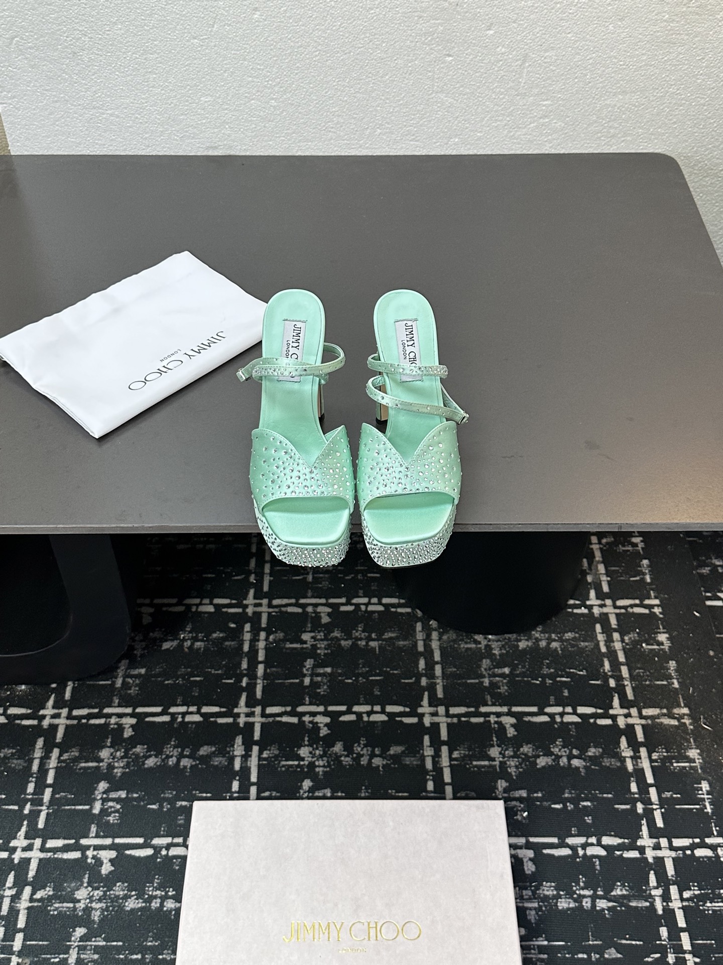 NO:484568,Jimmy Choo latest hot diamond sandals 2025 early spring new high-heeled water table rear empty sandals ————————————————————————————————————————————————————————————————————————————————————————————————————————————————————————————————————————————————————————————————————————————————————————————————————————————————————————————————————————————————————————————————————————————————————————————————————————————————————————————————————————————————————————————————————————————————————————————————————————————————————————————————————————————————————————————————————————————————————————————————19860909Jimmy Choo 最新烫钻凉鞋 2025早春新品高跟水台 后空凉鞋 ————————————— 低调不失华丽 性感又不显张扬说的就是这款 上脚太好看了 鞋型是大家都爱的秀气款 非常非常显瘦 侧面整个弧度将脚部曲线完美展现  还有鞋面的球状水滴 简直让人欲罢不能 面料面料采用原版真丝烫钻 内里内里垫脚均为小羊皮 大底意大利进口真皮大底 跟高13cm/水台3.5cm Size35-43（40、41、42、43定制） 原版包装,高跟鞋凉鞋,jimmy choo,sandals,high heels,sheepskin,real silk,Leather soles,Women's Shoes