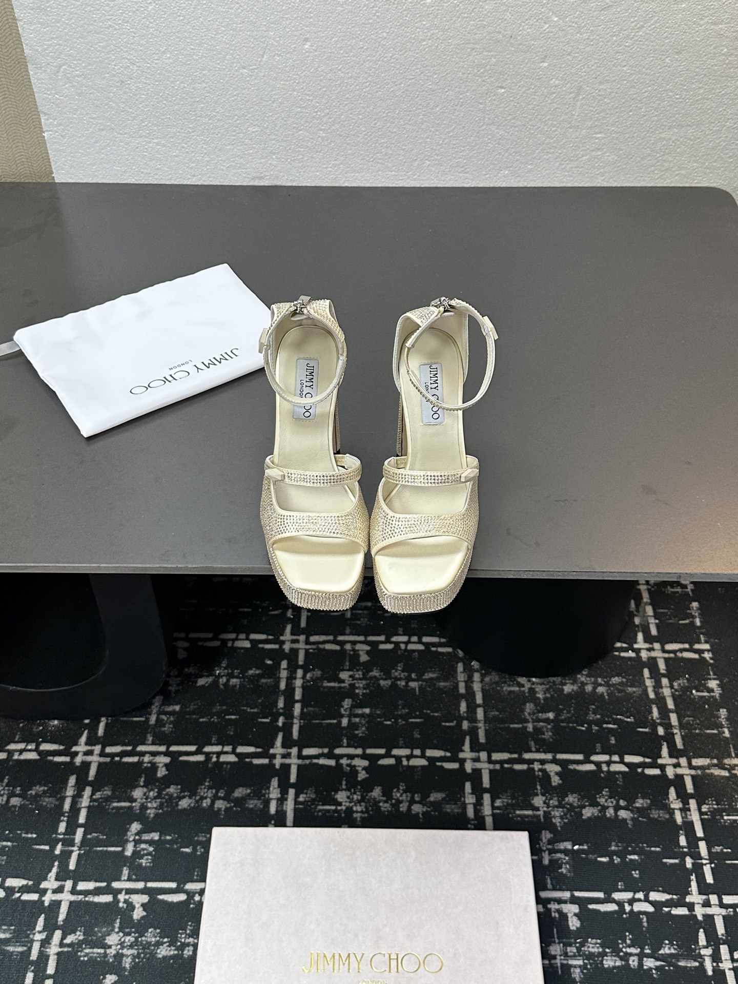 NO:484577,Original grade jimmychoo high-heeled water table hot diamond sandals Simple and elegant yet fashionable sandals Special original custom fabric High-heeled sandals simple and generously highlight the beauty of the feet. Whether you are walking on the road to work, anywhere, you can show your charm; classic lines allow you to be a delicate woman. Fabric 100% silk hot diamonds, Italian leather sole!  Goatskin footbed inside!  Heel height... Water platform 2.5 CM Heel height 12.5 CM Standard size 35-42 Custom size 40-42 Grid, high heels sandals, jimmy choo, sandals, high heels, sheepskin, real silk, Leather soles19860909原版级 jimmychoo高跟水台烫钻凉鞋 简单优雅又不失时尚的时尚款凉鞋 特殊原版定制面料 高跟凉鞋简单大方的突出了脚的美感 不管是行走在上班的路上活动的晚会上；anywhere都能展现你的魅力；经典线条让你做精致的女人 面料百分百真丝烫钻 大底意大利真皮大底！ 内里垫脚山羊皮！ 跟高..水台2.5 CM跟高12.5CM 标准码数35-42 定制 40-42码 格,高跟鞋凉鞋,jimmy choo,sandals,high heels,sheepskin,real silk,Leather soles,Women's Shoes