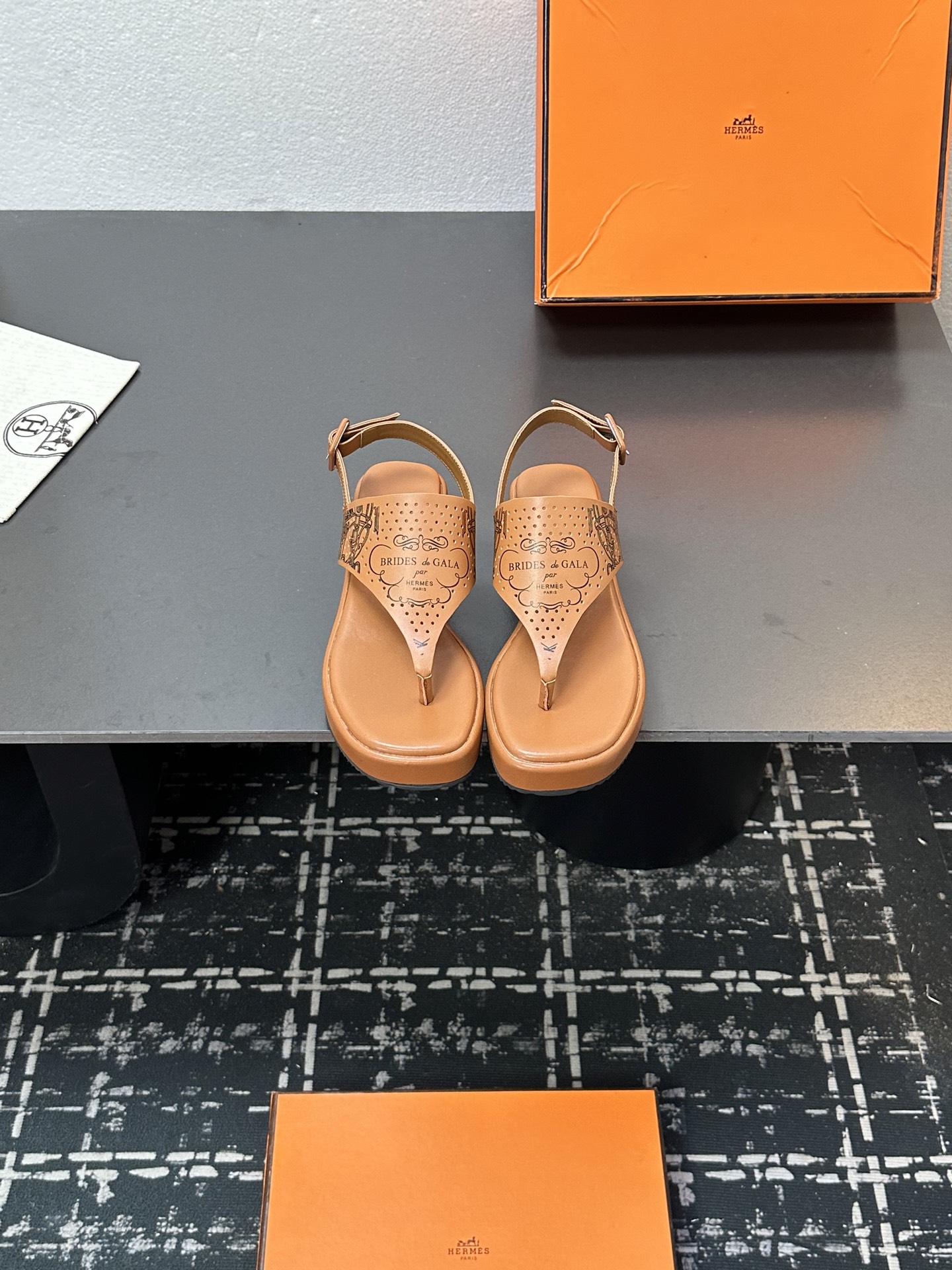 NO:484574,Top [Love] Hermes Heels Heels Water Table Clips Foot Finger Sandals Latest Totem Punching + 3D Printing Technology New Color Oran Sandals Classic Series————————— [Rose] Exclusive original mold opening, fashionable and versatile, super comfortable, every detail is the ultimate Original palm print/swift calfskin / Original 1:1 exclusive private mold upper/original genuine leather sole/original water table one-to-one mold opening, sheepskin inner, sheepskin footbed [Fireworks], it is simply beautiful Packaging: Original packaging SIZE35-42 (41.42 customization without return or exchange) Heel height 4.5CM, split-toe shoes, hermes, hermes, stuart weitzman, sandals, cowhide, sheepskin, Leather soles19860909顶级[爱心] Hermes 爱马仕坡跟水台夹脚指凉鞋 最新图腾冲孔＋3D印刷工艺 新款配色Oran凉鞋经典系列———————————[玫瑰] 独家原版开模,时尚又百搭 超级舒服 每个细节都做到极致 原版手掌纹/swift小牛皮 / 原版1:1独家私模鞋面/原版真皮大底 /原版水台一比一开模,羊皮内里,羊皮垫脚[烟花],简直美翻了 包装: 原版包装 SIZE35-42（41.42定制不退不换） 跟高4.5CM,分趾鞋,hermes,hermes,stuart weitzman,sandals,cowhide,sheepskin,Leather soles,Women's Shoes