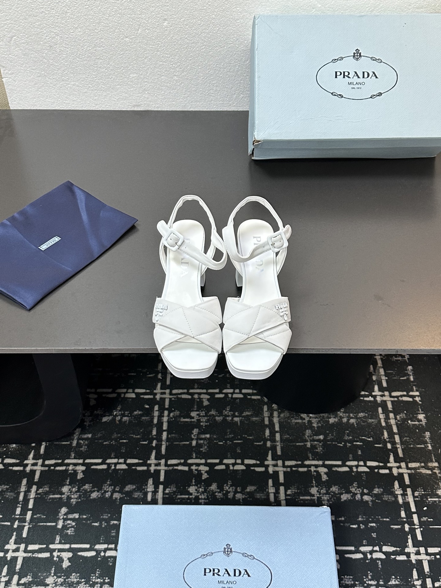 NO:484571,Prada 2025 spring and summer new Prada spring and summer new electric embroidered sandals series Roman thick-soled sandals ————————————— Latest catwalk style, classic upgrade, comfort and fashion coexist. Each color is good-looking, design and matching with different styles, water table plus heels, easy to drive slave, upper original custom sheepskin lining: original custom sheepskin lining, original open mold-on-slip unslip sole, heel height 8.5cm water table 3cm shoe size: 35-40 (40, 41 custom), high heels sandals, prada, prada, sandals, high heels, sheepskin19860909Prada 2025春夏新款 普拉达春夏新款电绣凉鞋系列 罗马厚底凉鞋 ———————————— 最新走秀款,经典升级 舒适度与时髦度并存 每个颜色搭配都好看,设计搭配不同风格需求水台加跟轻松驾奴 鞋面原版定制羊皮 内里: 原版定制羊皮内里 大底原版开模防滑大底  跟高8.5cm 水台3cm 鞋码: 35-40（40、41定制）,高跟鞋凉鞋,prada,prada,sandals,high heels,sheepskin,Women's Shoes