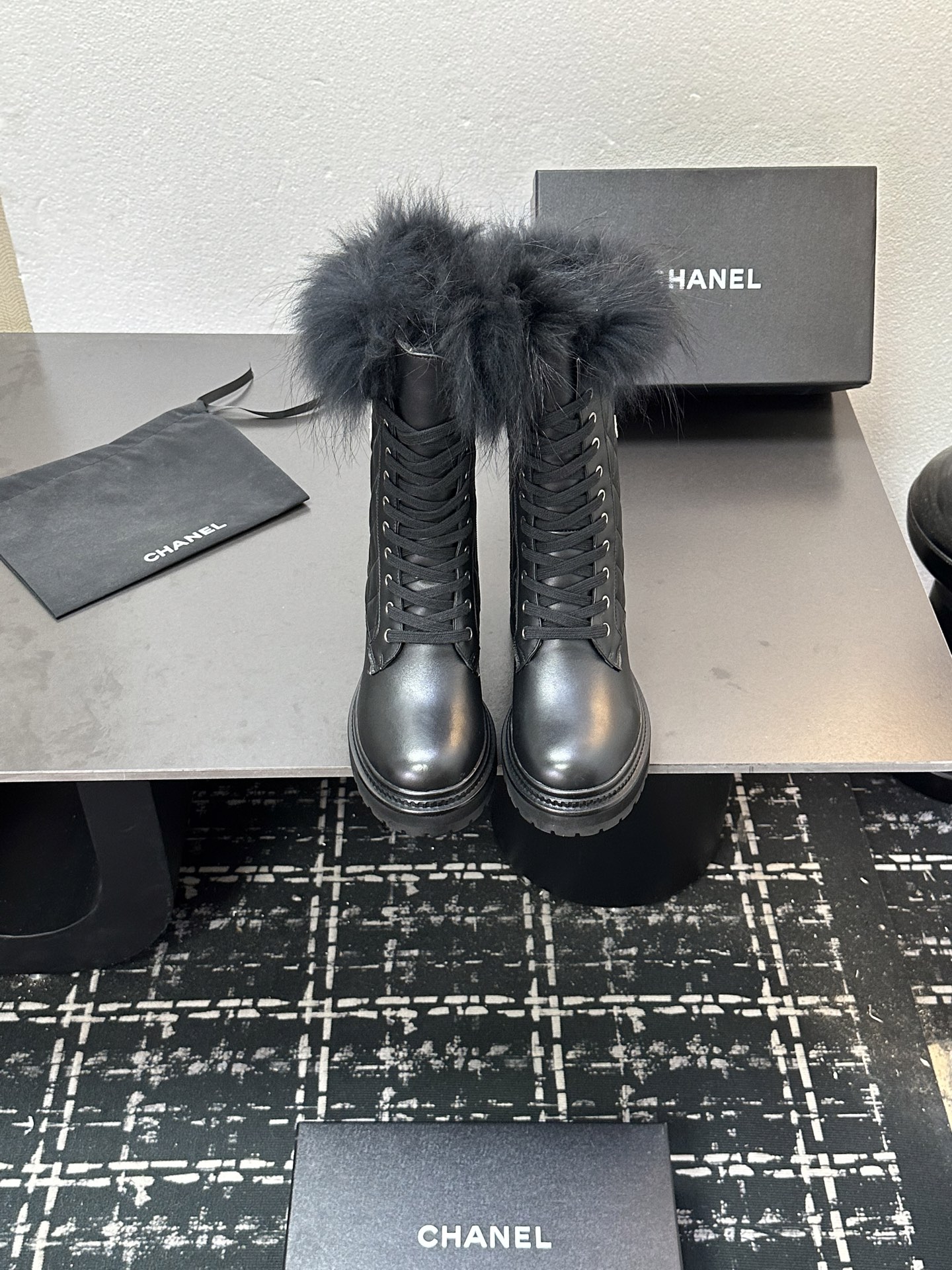 NO:484585,2025 Little Flavor Short Boots, a must-have item for this autumn and winter!  !  Chanel's hot short boots in autumn and winter, Xiaohongshu is highly recommended, and it looks good no matter how you match it. It is a must-have for fashionable things. Chanel's women love simple but irresistible matching to show unique styles of dressing, free mixing and matching are shining in place and keep up with the fashionable pace of Grandma Xiang!  !  !  Exquisite details enlarge the original mold opening hardware buckle. Top version purchasing level is created ★The upper is made of top layer cowhide, velvet, rubber. Size 35-39 (ordered by 40/41), boots, chanel, boots, cowhide198609092025小香短靴,本季秋冬季必备单品！！ 香奈儿秋冬重工爆款短靴 小红书力推款,怎么搭配都好看,时髦精必备,香奈儿女士钟爱简约又难以抗拒搭配展现与众不同的穿搭风格、自由混搭闪耀到位跟紧香奶奶时尚步伐！！！精致细节放大看原版开模五金扣 顶级版本代购级别打造★鞋面采用头层牛皮头层牛皮,绒里,橡胶 码数35-39（40/41订）,靴子,chanel,boots,cowhide,Women's Shoes