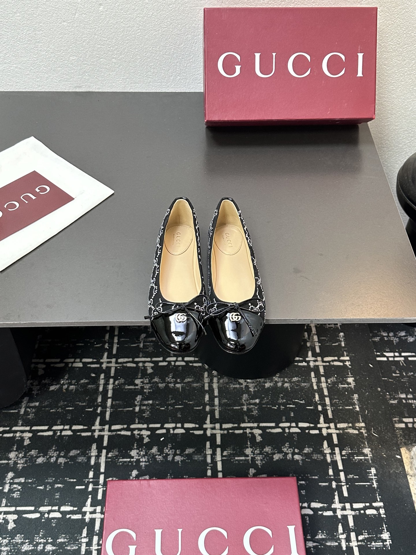 NO:484582,GUCCI Gucci/Gucci high-end quality 2025 early spring new original style original single quality! Every detail has been carefully crafted and can be compared with ZG, with the same quality as ZG!  Original satin diamond fabric counter, inner lining / foot pad high-end custom sheepskin lining, outsole Italian genuine leather sole, size 34-41 (34.40.41. Custom made, non-returned) This mid-heel light-mouth shoe is made of leather, matched with square toe and three-dimensional square heel designs, exquisite and delicate details make the whole design exude an elegant charm. The golden horse bits inject the brand identity connotation into the style, single shoes, gucci, gucci, sheepskin, silk fabric19860909GUCCI 古琦/古驰高端精品 2025早春新款原汁原味原单品质!每个细节皆经过精心细致打造,可与ZG对比如一,无二品质！ 面料专柜原版绸缎烫钻 内里／垫脚高端定制羊皮内里 大底意大利真皮底 尺码34-41（34.40.41.定做,不退换） 这款中跟浅口鞋采用皮革制作,搭配方形鞋头和立体方跟等设计,精致细腻的细节令整款设计散发出优雅的韵味.金色调马衔扣为该款造型注入了品牌标识内涵,单鞋,gucci,gucci,sheepskin,silk fabric,Women's Shoes