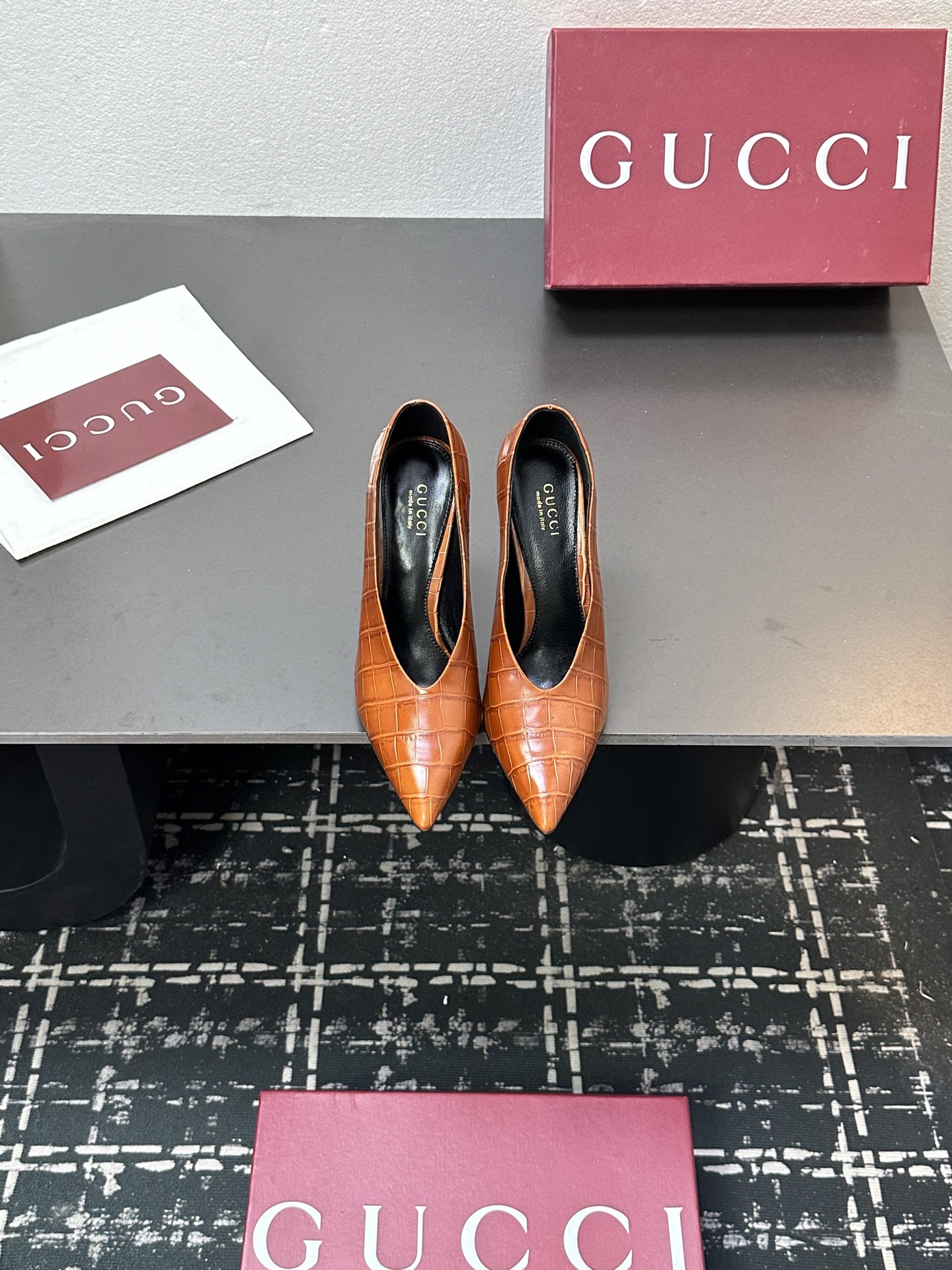 NO:484579,Gucci's classic and fashionable single shoes are original, welcome to a super easy-to-wear versatile series!  The upper is made of imported cowhide, the inner tiptoe imported sheepskin, the Italian imported genuine leather sole size 34-41 (customized on 34 40/41), high heels single shoes, gucci, high heels, cowhide, sheepskin19860909Gucci 万年经典款时尚单鞋 原版开发,欢迎 超好穿的百搭系列！ 鞋面采用进口牛皮 内里踮脚进口羊皮 意大利进口真皮鞋底 码数34-41（34 40/41定制）,高跟鞋单鞋,gucci,high heels,cowhide,sheepskin,Women's Shoes