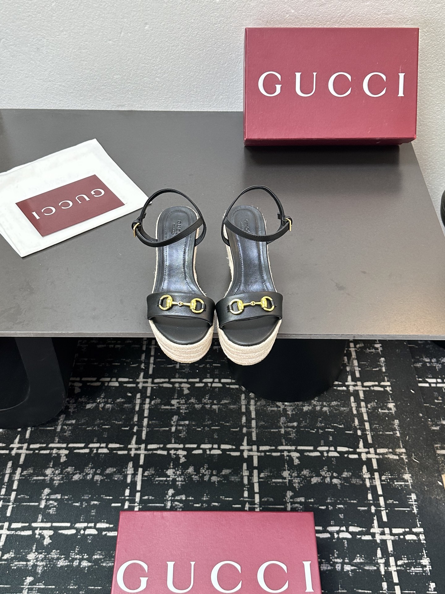 NO:484576,High-version 2025 counter latest model Gucci latest hit series Heel rope water table - counter is released simultaneously. The original European style is perfect for wearing the shoes. It is elegant and generous, crystal clear. No matter the material of various accessories, it is unique 1:1 customization, must be made from the original version, and the entire series is full of exciting and uncompromising elements. Upper: cowhide/cloth pattern Inner: sheepskin footbed: sheepskin outsole: imported from Italy Water table height 8CM Packaging: original full package Size: 35-42 (40.41.42 customization without return) Running price, high heels, gucci, sandals, high heels, cowhide, sheepskin19860909高版本 2025专柜最新款 Gucci古*驰最新爆款系列 坡跟麻绳包水台-专柜同步发售 原汁原味的欧式风格,上脚非常完美穿搭上配此鞋,优雅大方,晶莹剔透,无论种各配件材质,都是家独1:1定制,必到做原版零距离,整系个列都充了满令兴人奋意和外的元结素合 鞋面:牛皮/布纹 内里:羊皮 垫脚:羊皮 大底:进口意大利  水台高8CM 包装:原版全套包装 码数:35-42(40.41.42定制不退换) 跑量价,高跟鞋凉鞋,gucci,sandals,high heels,cowhide,sheepskin,Women's Shoes