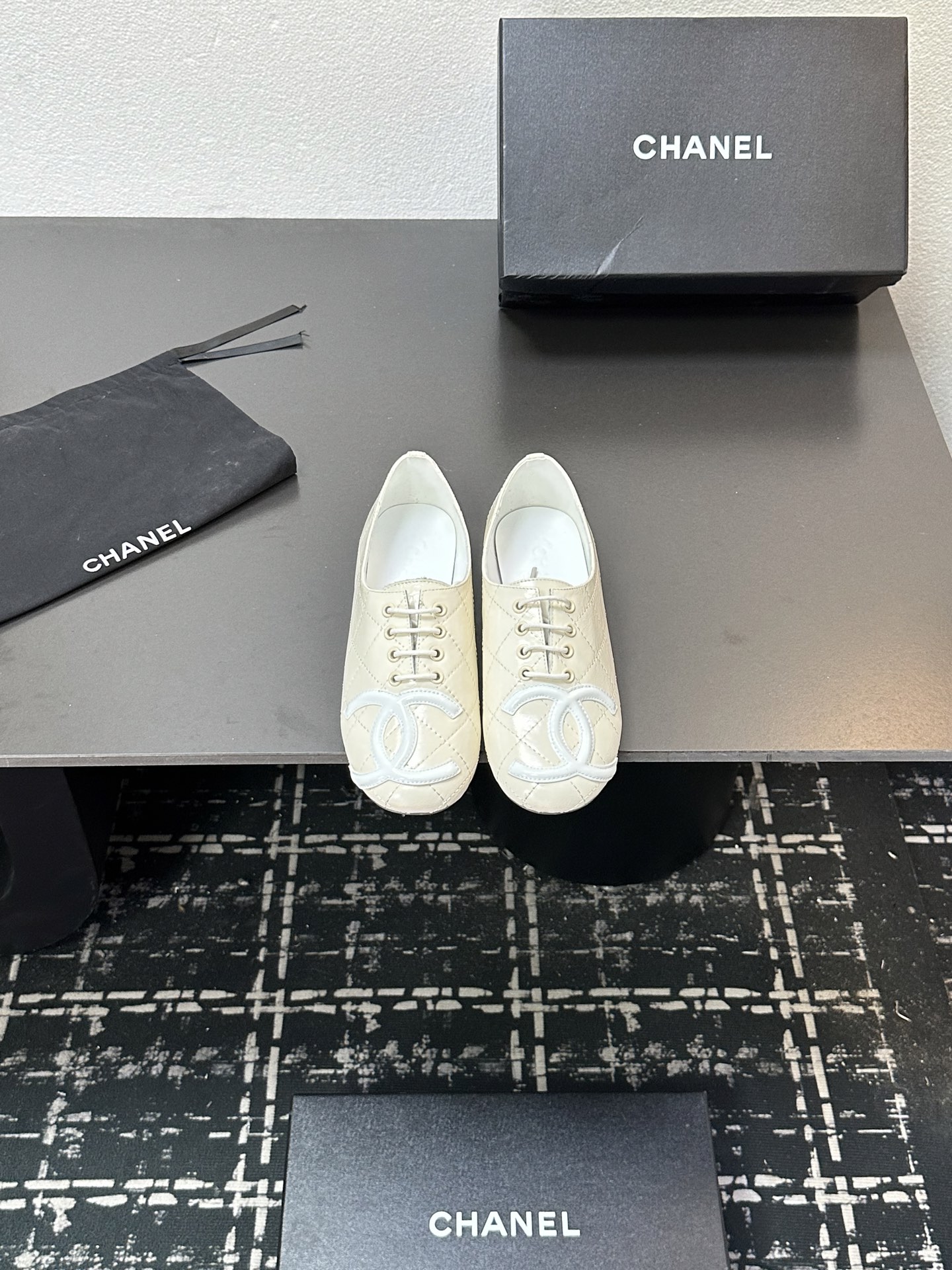 NO:489304,CHANE*｜Xiaoxiang classic big pair of C medieval T-string ballet Mary Zhen shoes These pair of Lizhen shoes are simply a brilliant pearl in the long river of fashion. Its design is recognizable. The large pair of CT strips are the finishing touch, highlighting the classic and nobleness. The smooth lines extend from the toe to the shoe body to outline the elegant outline, making people sink into its charm at a glance. Wearing it feels like entering that luxury retro era. Whether it is paired with a retro polka dot skirt or simple jeans, you can easily grasp the sense of fashion and easily become the focus of the crowd. Whether you are strolling on the streets of spring or attending a romantic dinner, it can perfectly adapt and exude a unique elegant temperament. The fabric is made of original custom lambskin, the inner foot pads are all silk lambskin, and the original mold-opening custom anti-slip large bottom  size35-39 (customized by 40/41), ballet shoes, chanel, mary jane, skirts, jeans, sheepskin19860909CHANE*｜小香经典大双C中古T字带芭蕾舞 玛丽珍鞋 这双丽珍鞋 简直是时尚长河里的璀璨明珠 它的设计极具辨识度 大双CT字带是点睛之笔 彰显着的经典与高贵 流畅的线条从鞋头延伸至鞋身 勾勒出优雅的轮廓 让人一眼就沉沦在它的魅力之中. 穿上它 仿佛踏入了那个纸醉金迷的复古时代 无论是搭配复古的波点裙,还是简约的牛仔裤 都能轻松拿捏时尚感 轻松成为人群焦点. 无论是漫步在春日街头,还是出席浪漫晚宴 它都能完美适配 散发独一无二的优雅气质 . 面料采用原版定制小羊皮 内里垫脚均为丝绸羊皮 原版开模定制防滑大底 size35-39（40/41定制）,芭蕾舞鞋,chanel,mary jane,skirts,jeans,sheepskin,Women's Shoes