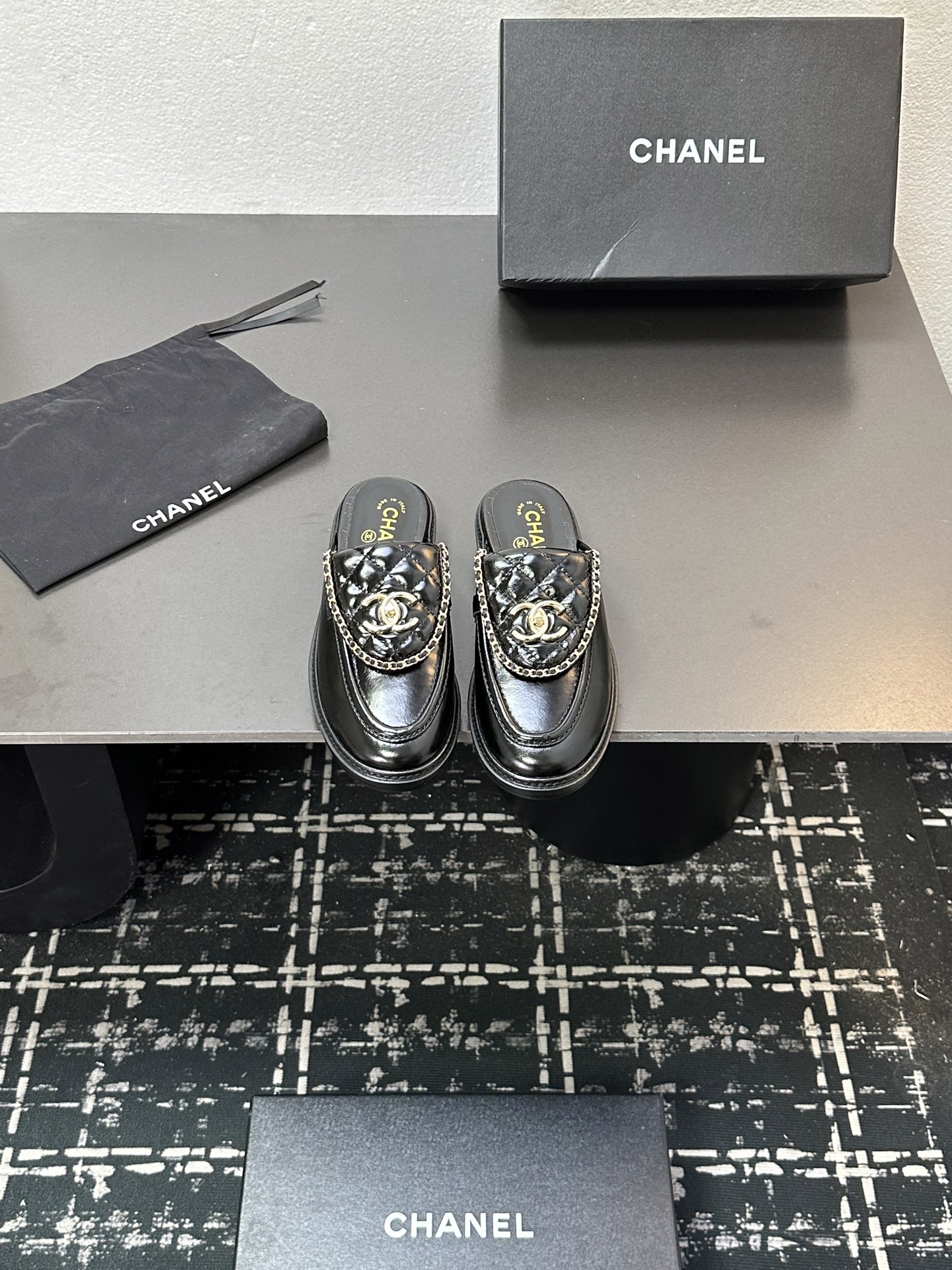 NO:489298,CHANEL Chanel Xiaoxiang Classic Flip Chain Double C School Bag Buckle Loafers This pair of loafers is undoubtedly a perfect fusion of elegance and modernity. The iconic double C School Bag Buckle with the chain is the finishing touch. The round metal buckle is exquisite and retro, which brings out the playfulness and elegance of the academy style. The upper is made of original custom cowhide. The inner foot pads are all silk sheepskin. Italian imported leather soles. Size35-39 (customized by 40/41), semi-torque, chanel, chanel, loafers, cowhide, sheepskin, Leather soles19860909CHANEL香奈儿小香经典翻盖链条双C书包扣乐福鞋 这双乐福鞋无疑是优雅与摩登的完美融合. 标志性的双C书包扣搭配链条 是点睛之笔. 圆润金属扣精致复古 碰撞出学院风的俏皮与优雅 鞋面采用原版定制牛皮 内里垫脚均为丝绸羊皮 意大利进口真皮大底 size35-39（40/41定制）,半拖,chanel,chanel,loafers,cowhide,sheepskin,Leather soles,Women's Shoes