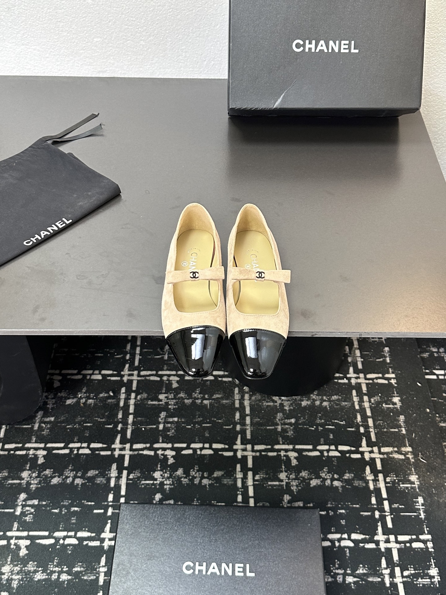 NO:489292,CHANEL small fragrance Chanel candy color bow single shoes spliced ​​with Mary Jane shoes perfectly blends classic elegance and fashion. The iconic color-blocking design, glossy patent leather and soft leather collision, retro and eye-catching. The small bow embellishment, plus the exquisite double C logo, the details show the luxurious texture. The design of the Mary Jane belt not only adds a playful feeling, but also fits the feet, showing the soft temperament of women while walking. Fabric matte sheepskin Yangjing Neli sheepskin genuine leather sole, 35-39 (40.41), single shoes, chanel, chanel, mary jane, sheepskin19860909CHANEL小香风香奈儿糖果色彩色蝴蝶结单鞋拼接玛丽珍鞋,将经典优雅与时尚完美融合.标志性的拼色设计,光泽漆皮与柔和皮质碰撞,复古又吸睛.小巧蝴蝶结点缀,加上精致双C标志,细节处尽显奢华质感. 玛丽珍带的设计,既增添俏皮感,又贴合脚部,行走间尽显女性的柔美气质  面料磨砂羊皮羊京 内里羊皮 真皮鞋底,35-39（40.41定）,单鞋,chanel,chanel,mary jane,sheepskin,sheep,Women's Shoes