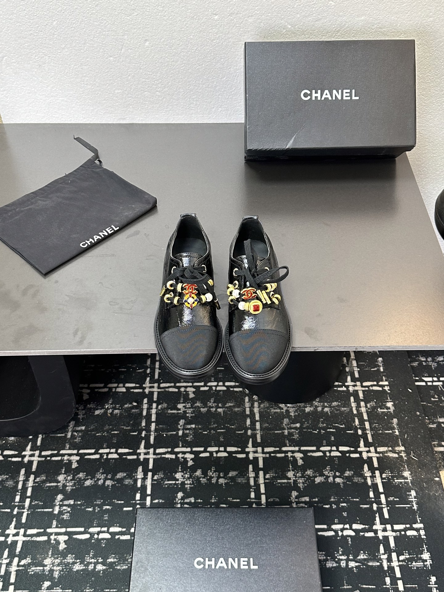 NO:489282,Xiaoxiang is a must-have item for this autumn and winter!  !  Chanel's autumn and winter heavy industry hot product, Xiaohongshu is highly recommended, it looks good no matter how you match it, and it is a must-have for fashionable things. Chanel's women love simple but irresistible combinations show unique styles of dressing, free mixing and matching, and keep up with the fashionable pace of Grandma Shixiang!  !  !  Exquisite details enlarge the original mold opening hardware buckle. Top version purchasing level is created★The upper is made of original customized cowhide, sheepskin lining, sheepskin footrest, original mold opening leather outsole, size 35-39 (customized for 40 and 41, loafers semi-trail, chanel, loafers, cowhide, sheepskin, Leather soles19860909小香 本季秋冬季必备单品！！ 香奈儿秋冬重工爆款 小红书力推款,怎么搭配都好看,时髦精必备,香奈儿女士钟爱简约又难以抗拒系搭配展现与众不同的穿搭风格、自由混搭闪耀到位跟紧香奶奶时尚步伐！！！精致细节放大看原版开模五金扣 顶级版本代购级别打造★鞋面采用原版定制牛皮,羊皮内里,羊皮垫脚,原版开模真皮大底,码数35-39（40、41定做,乐福鞋半拖,chanel,loafers,cowhide,sheepskin,Leather soles,Women's Shoes