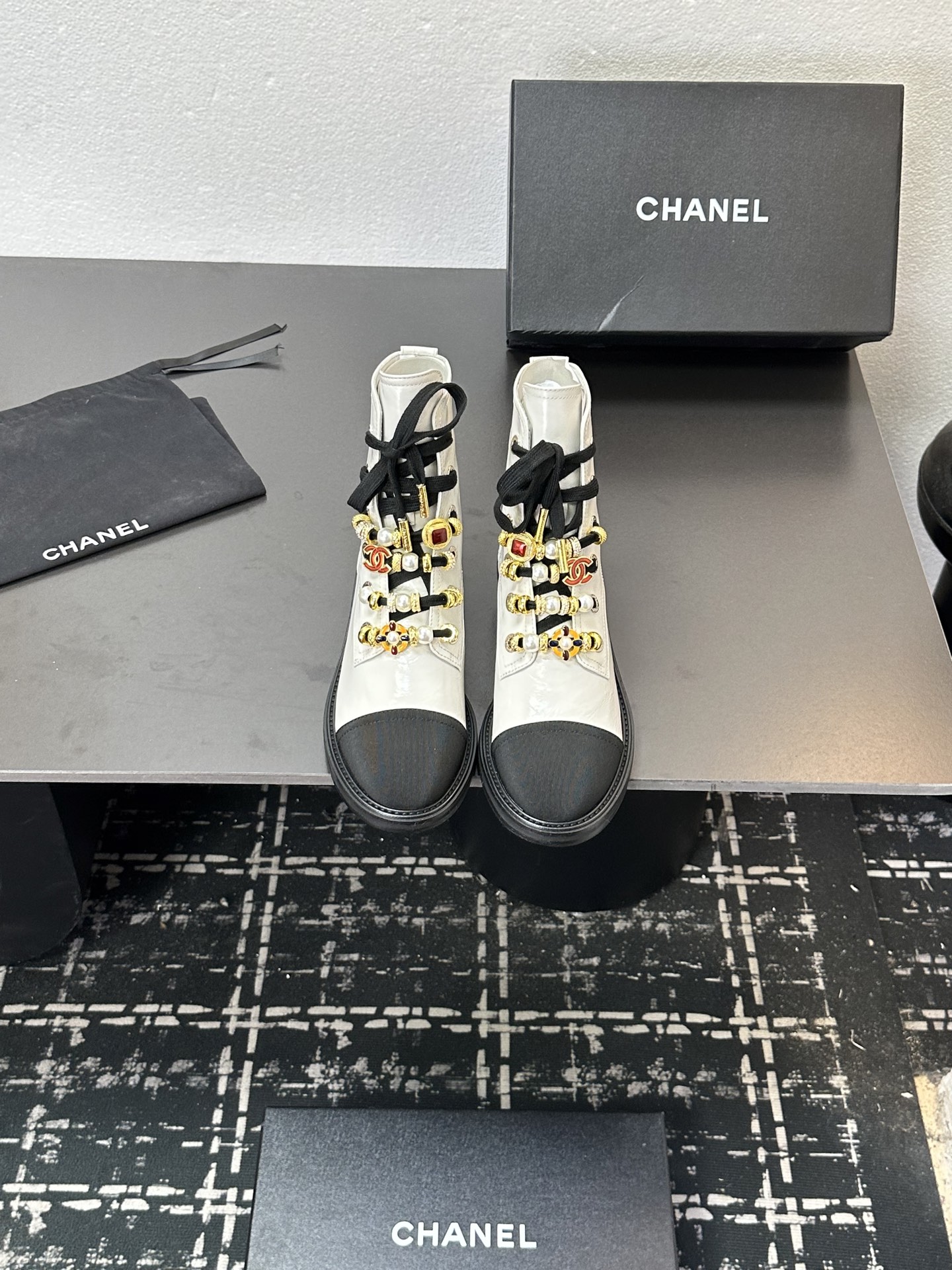 NO:489286,2025 Little Flavor Short Boots, a must-have item for this autumn and winter!  !  Chanel's hot short boots in autumn and winter, Xiaohongshu is highly recommended, and it looks good no matter how you match it. It is a must-have for fashionable things. Chanel's women love simple but irresistible matching to show unique styles of dressing, free mixing and matching are shining in place and keep up with the fashionable pace of Grandma Xiang!  !  !  Exquisite details enlarge the original mold opening hardware buckle. Top version purchasing level is created ★The upper is made of top layer cowhide-skin lining, genuine leather sole size 35-39 (ordered by 40/41), loafers semi-trail, chanel, loafers, boots, cowhide, sheepskin, Leather soles198609092025小香短靴,本季秋冬季必备单品！！ 香奈儿秋冬重工爆款短靴 小红书力推款,怎么搭配都好看,时髦精必备,香奈儿女士钟爱简约又难以抗拒搭配展现与众不同的穿搭风格、自由混搭闪耀到位跟紧香奶奶时尚步伐！！！精致细节放大看原版开模五金扣 顶级版本代购级别打造★鞋面采用头层牛皮-羊皮内里,真皮大底 码数35-39（40/41订）,乐福鞋半拖,chanel,loafers,boots,cowhide,sheepskin,Leather soles,Women's Shoes