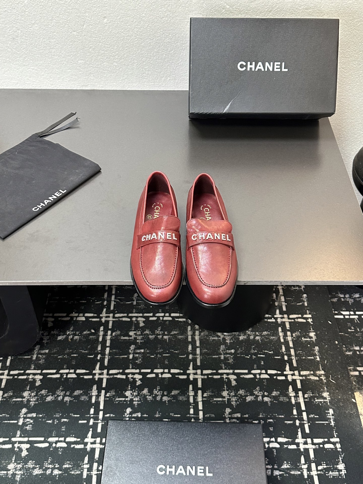 NO:489277,2025 Xiaoxiang must-have items for this season in autumn and winter!  !  Chanel's autumn and winter heavy industry hot product, Xiaohongshu is highly recommended, it looks good no matter how you match it, and it is a must-have for fashionable things. Chanel's women love simple but irresistible combinations show unique styles of dressing, free mixing and matching, and keep up with the fashionable pace of Grandma Shixiang!  !  !  Exquisite details enlarge the original mold opening hardware buckle. Top version purchasing level is created★The upper is made of original customized cowhide, sheepskin lining, sheepskin footrest, original mold opening leather outsole, size 35-39 (customized for 40 and 41, loafers semi-trail, chanel, loafers, cowhide, sheepskin, Leather soles198609092025小香 本季秋冬季必备单品！！ 香奈儿秋冬重工爆款 小红书力推款,怎么搭配都好看,时髦精必备,香奈儿女士钟爱简约又难以抗拒系搭配展现与众不同的穿搭风格、自由混搭闪耀到位跟紧香奶奶时尚步伐！！！精致细节放大看原版开模五金扣 顶级版本代购级别打造★鞋面采用原版定制牛皮,羊皮内里,羊皮垫脚,原版开模真皮大底,码数35-39（40、41定做,乐福鞋半拖,chanel,loafers,cowhide,sheepskin,Leather soles,Women's Shoes