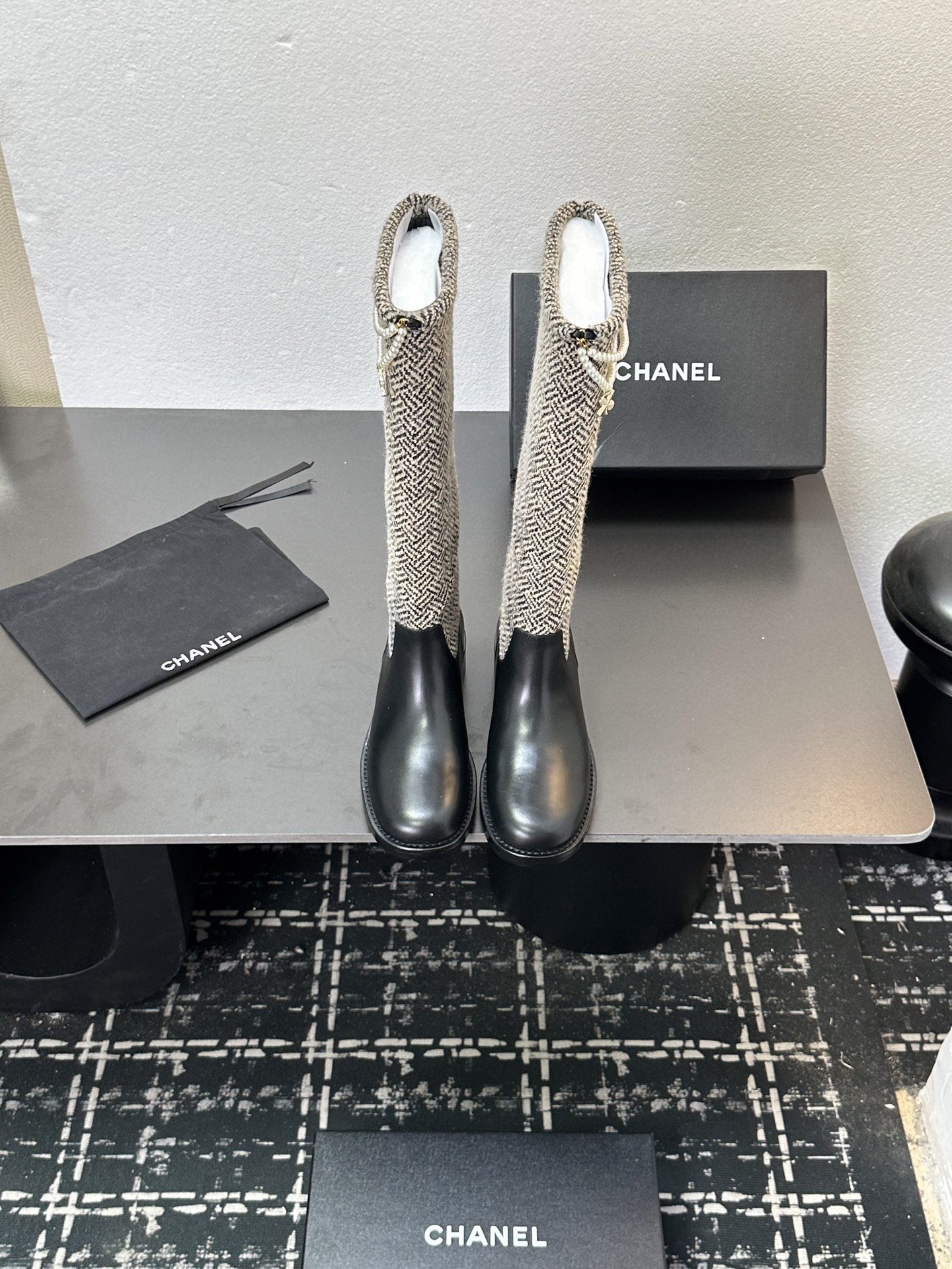 NO:543504,2025 Little Flavor Short Boots, a must-have item for this autumn and winter!  !  Chanel's hot short boots in autumn and winter, Xiaohongshu is highly recommended, and it looks good no matter how you match it. It is a must-have for fashionable things. Chanel's women love simple but irresistible matching to show unique styles of dressing, free mixing and matching are shining in place and keep up with the fashionable pace of Grandma Xiang!  !  !  Exquisite details enlarge the original mold opening hardware buckle. Top version purchasing level is created ★The upper is made of top layer cowhide-skin lining, genuine leather sole. Size 35-39 (ordered by 40/41), boots, chanel, boots, cowhide, sheepskin, Leather soles198609092025小香短靴,本季秋冬季必备单品！！ 香奈儿秋冬重工爆款短靴 小红书力推款,怎么搭配都好看,时髦精必备,香奈儿女士钟爱简约又难以抗拒搭配展现与众不同的穿搭风格、自由混搭闪耀到位跟紧香奶奶时尚步伐！！！精致细节放大看原版开模五金扣 顶级版本代购级别打造★鞋面采用头层牛皮-羊皮内里,真皮大底 码数35-39（40/41订）,靴子,chanel,boots,cowhide,sheepskin,Leather soles,Women's Shoes