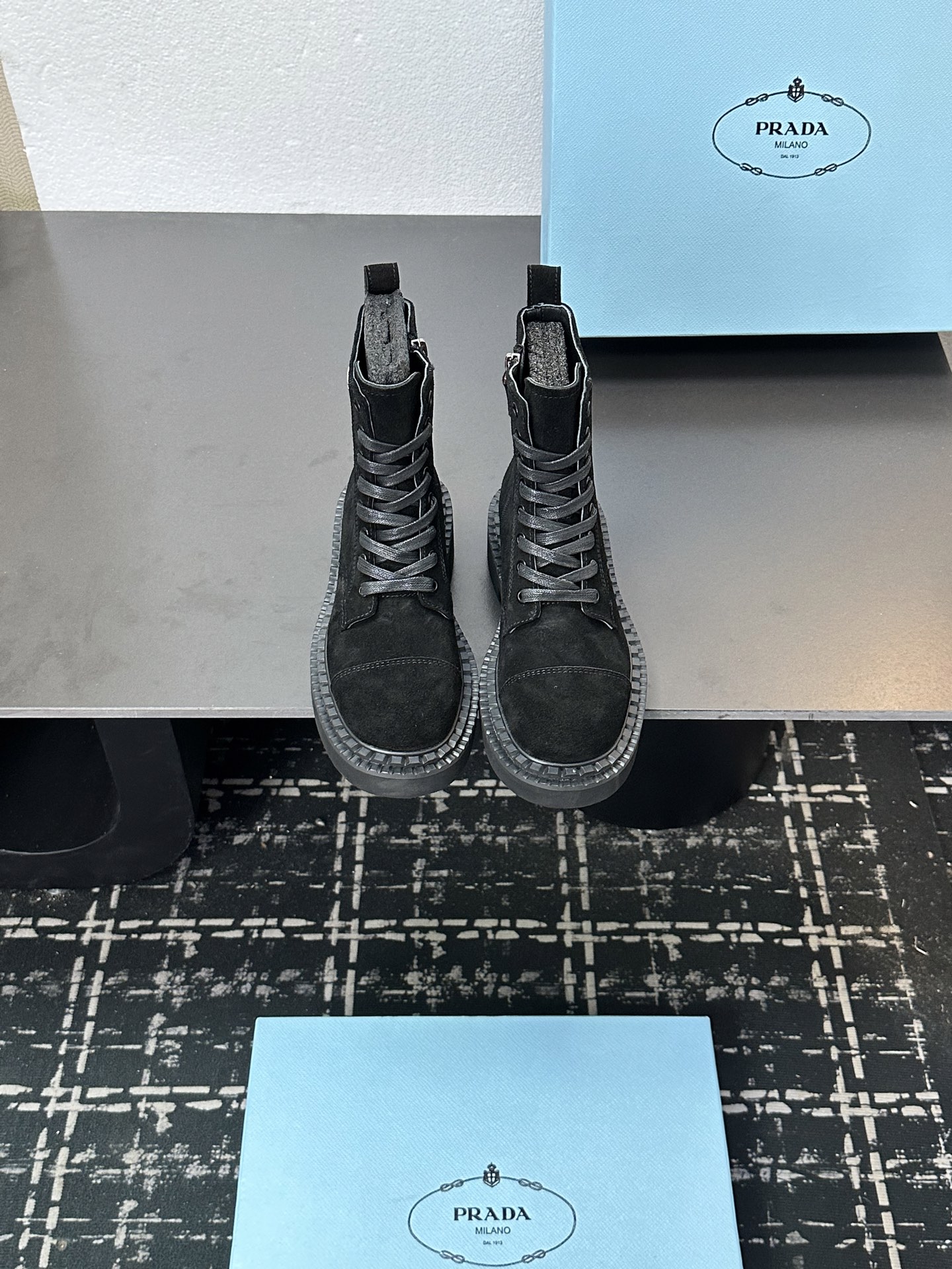 NO:489078,Prada Prada inverted triangle thick-soled lace-up boots are super good-looking, with legs slim. Material; elastic cow velvet cowhide, open edge beads, inner sheepskin, invincible legs showing long legs yards 35-39 40.41, boots, prada, prada, boots, cowhide, sheepskin19860909Prada普拉达倒三角标厚底系带短靴 超级好看,修腿显细. 材质；弹力牛绒 牛皮 开边珠 内里羊皮,无敌显腿长 码数35-39 40.41定,靴子,prada,prada,boots,cowhide,sheepskin,Women's Shoes