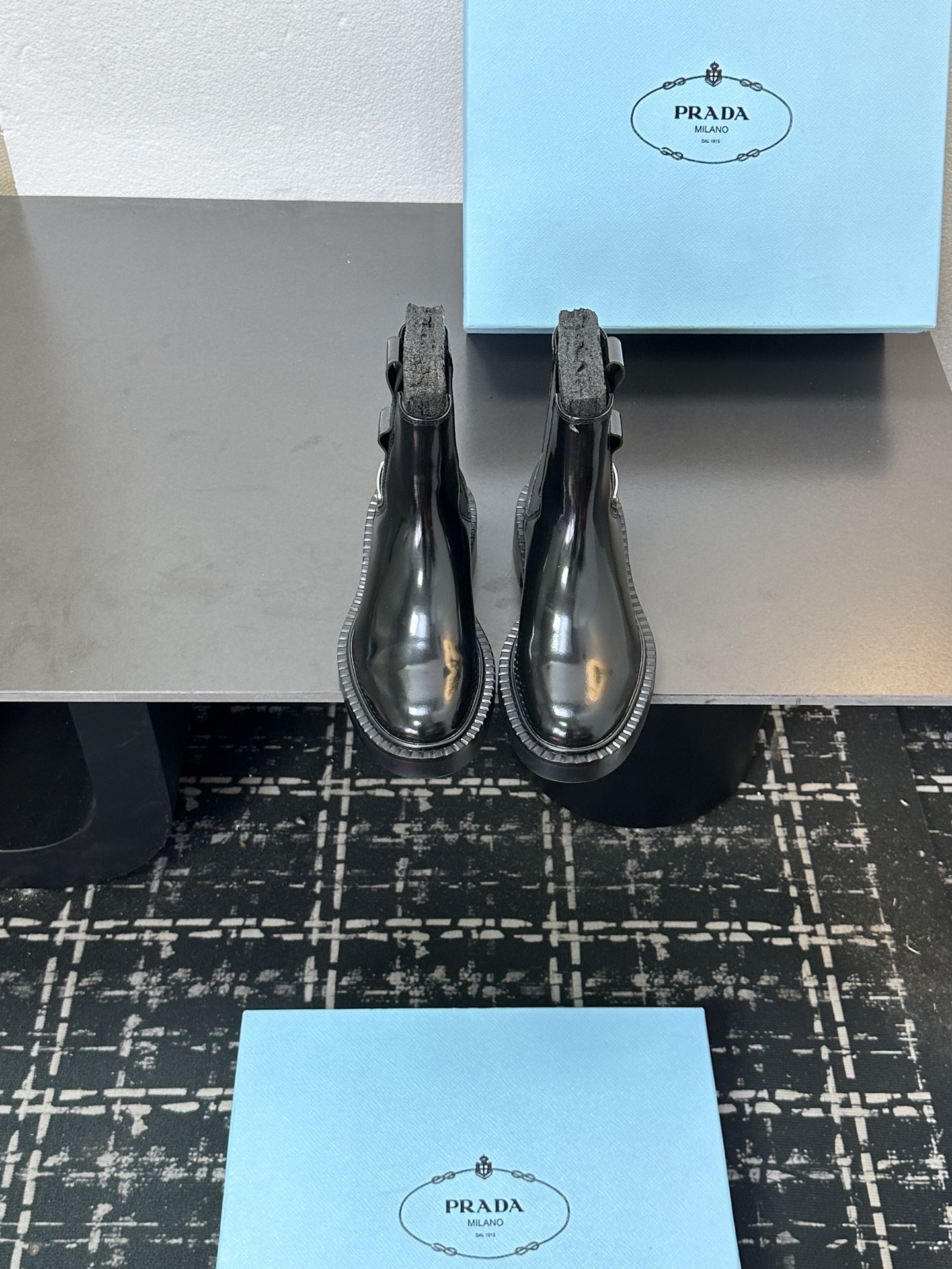 NO:489075,PRADA | Prada autumn and winter new triangle standard thick heel elastic Chelsea boots short boots fabric is made of imported cowhide or open beads, high-end fixed-dye sheepskin inner lining, combined sole Heel height 3cm, cylinder height 13cm, maximum outer volume 25.5cm Size35-41 (40 41 custom made without return), boots, prada, prada, boots, cowhide, sheepskin19860909PRADA｜普拉达秋冬新品三角标粗跟松紧切尔西靴短靴 面料采用进口牛皮或开边珠、高级定染羊皮内里、组合鞋底 跟高3cm 筒高13厘米,最高处外量25.5厘米 Size35-41（40 41定制不退换）,靴子,prada,prada,boots,cowhide,sheepskin,Women's Shoes