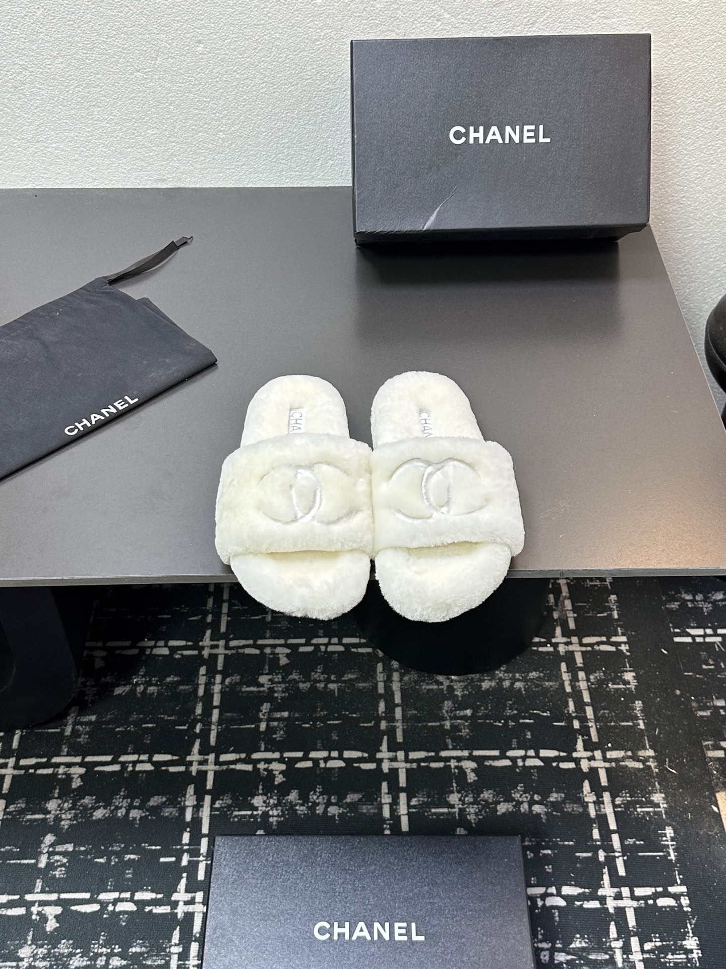 NO:489265,Chanel Xiaoxiangfeng Chanel 2025 new autumn and winter lazy sheep real wool lazy slippers diamond-shaped electric embroidered small fragrant hair drag fabric: Australian imported lamb wool lining: Australian imported lamb wool outsole rubber sole size 35-39 (40.41 customized), fur shoes slippers, chanel, chanel, slippers19860909Chanel小香风香奈儿 2025新款秋冬懒羊羊真羊毛懒人拖鞋 菱格电绣小香毛拖 面料: 澳洲进口羊羔毛 內里: 澳洲进口羊羔毛 大底橡胶底 码数35-39（40.41 定做）,毛毛鞋拖鞋,chanel,chanel,slippers,Women's Shoes